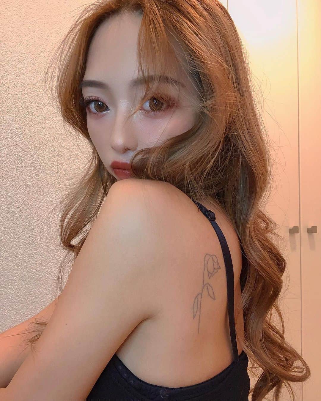 のインスタグラム：「可愛い🌹二週間で消えるから好きなデザインたくさんつけれていいね♡ 色も薄くて本物みたい！すごい😳♥️ ・ #tatoo #tattoogirl #inkbox #instagood #タトゥー #タトゥーシール」