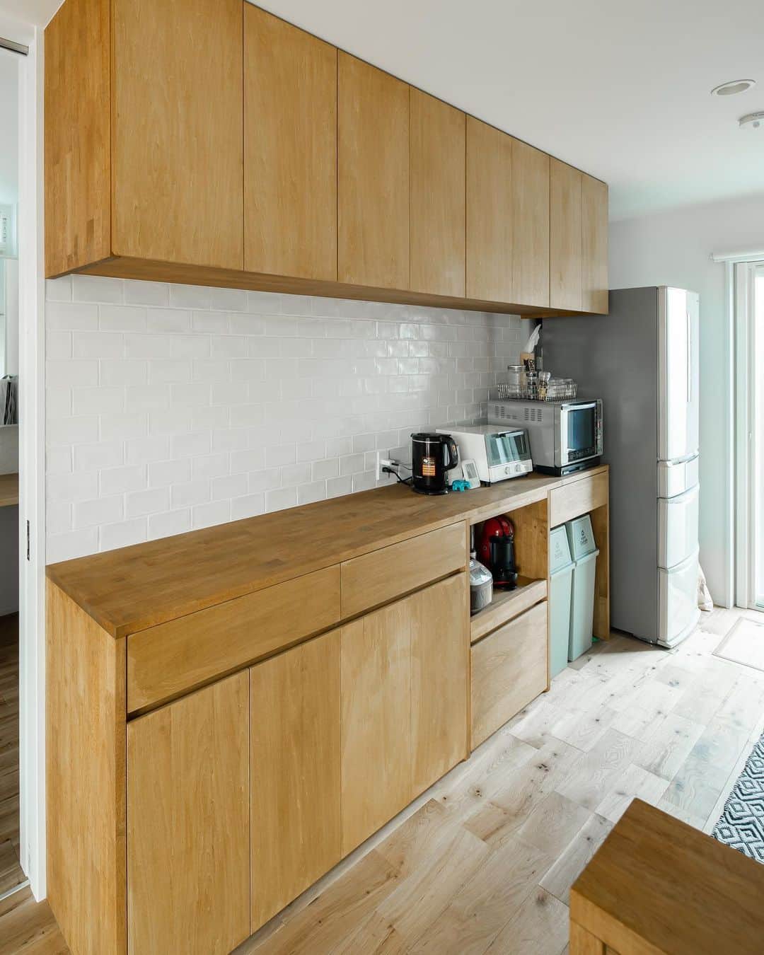ルポハウス一級建築士事務所さんのインスタグラム写真 - (ルポハウス一級建築士事務所Instagram)「・ ・ ・ 遠目からでは分からない、壁に貼った白タイル・個性的なペンダントライトがキッチンに立つ気分を盛り上げます。 ・ 広めのカウンター笠木は、料理の受け渡しにも便利です。 ・ ・ ・ 𓐌𓐌𓐌𓐌𓐌𓐌𓐌𓐌𓐌𓐌𓐌𓐌𓐌𓐌𓐌𓐌𓐌𓐌  ルポハウスの施工事例はこちらまで☞ @reposhouse  𓐌𓐌𓐌𓐌𓐌𓐌𓐌𓐌𓐌𓐌𓐌𓐌𓐌𓐌𓐌𓐌𓐌𓐌 #ルポハウス は#ちょっとかっこいい家 を"友人のために" という思いでつくっています。 一生に一度の#マイホーム。 「あなたにしかできない」×「ルポハウスだからできる」で、 私たちだけの#家づくり を思いっきり楽しんでみませんか？！ ・ ・ ・ #住宅 #注文住宅 #新築一戸建て #デザイナーズ住宅  #一級建築士事務所 #設計事務所  #滋賀県大津市 #滋賀県草津市 #滋賀県栗東市  #滋賀県近江八幡市 #設計士とつくる家 #ダイニングインテリア #キッチンインテリア #名古屋モザイクタイル #マシア #造作カップボード #ナラ無垢床材」6月20日 12時04分 - reposhouse