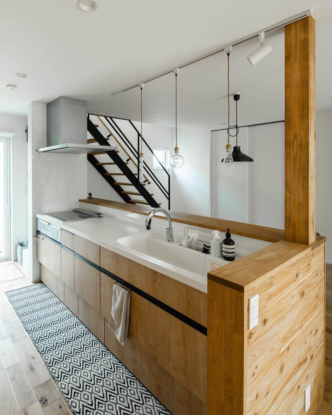 ルポハウス一級建築士事務所さんのインスタグラム写真 - (ルポハウス一級建築士事務所Instagram)「・ ・ ・ 遠目からでは分からない、壁に貼った白タイル・個性的なペンダントライトがキッチンに立つ気分を盛り上げます。 ・ 広めのカウンター笠木は、料理の受け渡しにも便利です。 ・ ・ ・ 𓐌𓐌𓐌𓐌𓐌𓐌𓐌𓐌𓐌𓐌𓐌𓐌𓐌𓐌𓐌𓐌𓐌𓐌  ルポハウスの施工事例はこちらまで☞ @reposhouse  𓐌𓐌𓐌𓐌𓐌𓐌𓐌𓐌𓐌𓐌𓐌𓐌𓐌𓐌𓐌𓐌𓐌𓐌 #ルポハウス は#ちょっとかっこいい家 を"友人のために" という思いでつくっています。 一生に一度の#マイホーム。 「あなたにしかできない」×「ルポハウスだからできる」で、 私たちだけの#家づくり を思いっきり楽しんでみませんか？！ ・ ・ ・ #住宅 #注文住宅 #新築一戸建て #デザイナーズ住宅  #一級建築士事務所 #設計事務所  #滋賀県大津市 #滋賀県草津市 #滋賀県栗東市  #滋賀県近江八幡市 #設計士とつくる家 #ダイニングインテリア #キッチンインテリア #名古屋モザイクタイル #マシア #造作カップボード #ナラ無垢床材」6月20日 12時04分 - reposhouse