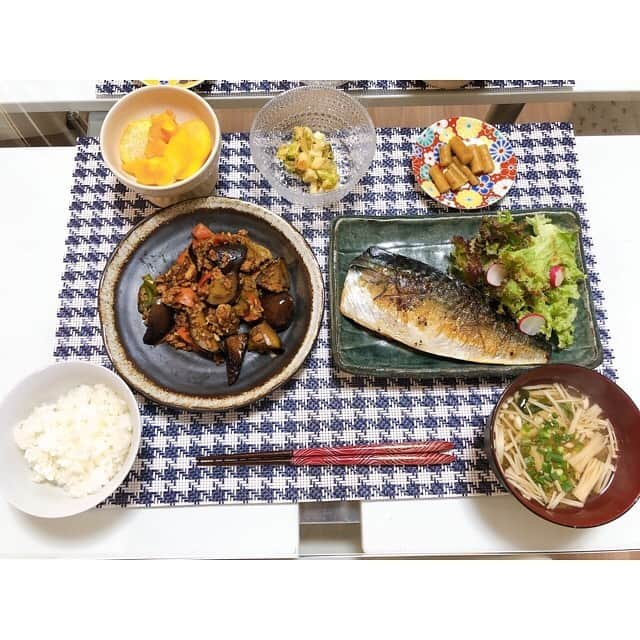 山田真以のインスタグラム：「最近の #おうちごはん 🍴 里帰りを終え山梨に戻ってからは、家事と育児を両立出来るか不安でしたが、手を抜きながら何とか…😅 手の込んだものは作れませんが、変わらず美味しい！の言葉を貰えると嬉しいです🍴 近くに頼れる身内はいないものの、夫が早く帰ってきた日には、 昼寝してきていいよ〜と、お昼寝をさせてくれたり、山梨でお世話になった産婦人科の先生家族がいろいろと手を差し伸べて下さって、本当に支えになっています。 ひとりじゃこんなに穏やかに子育て出来ていないだろうな…と思います。感謝の毎日✨💕 リーグ再開ももう少し！ とにかく無事に試合が出来ることが楽しみです⚽️ #おうちごはん#家ごはん#foodstagram#instafood#cooking#vfk」