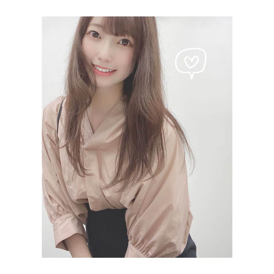 のインスタグラム：「シアワセ気分の衣装はRADICAさんからお借りしています👗 今日は袖のボリュームが可愛い淡いピンクのようなお洋服でした💐  ご覧いただいた方ありがとうございました🙇‍♀️アイス食べたくなりましたか🍨？ それでは、良い週末になりますように🧸💓」