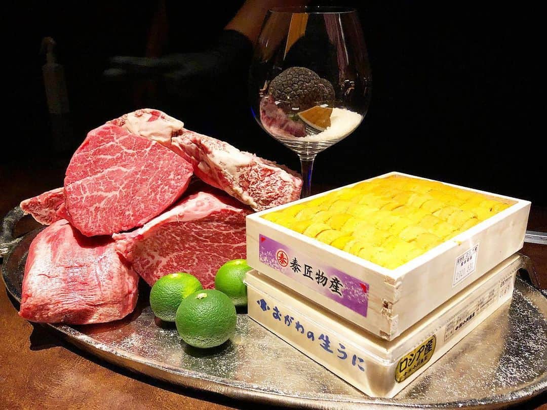 乾雅人のインスタグラム：「完全会員制紹介制焼肉 新進気鋭@恵比寿  住所も電話番号も非公開、秘密めいた焼肉店。以前、東銀座店をご紹介いただき、会員に。恵比寿店がオープンしたとのことで初回ご一緒した方々と来訪。 まず、お店…こりゃ分からんわ。こんなところに焼肉屋さんがあるなんて絶対に見つけられない。通された個室はカウンター。対面を避け、安心。ご好意で特別なお肉を用意していただいたとのこと。 焼きは全部お任せ、完璧な火入れで出てくるのでただただ美味いと唸っているだけでいい。 更にここの凄いとこは飲み放題の品揃えがとんでもないこと。こんなお酒、ノンアル、ガブガブ飲んだらあっという間に万単位のお金が飛んでいくのに全部料理と込み込み。 結果、コスパも最高、となる。 銀座店もめちゃくちゃ素晴らしいホスピタリティだったけど、恵比寿店もまた秘密感のワクワクが凄い。 また伺います。 #新進気鋭 #新進気鋭恵比寿 #会員制 #会員制焼肉 #恵比寿 #焼肉」