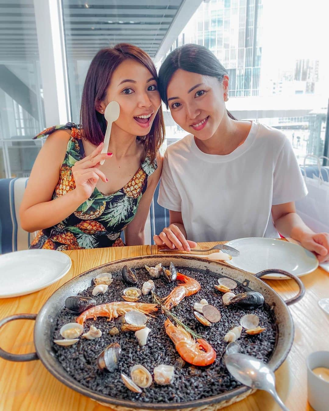 DJ Cellyさんのインスタグラム写真 - (DJ CellyInstagram)「姉とパエリアランチ🥘♥️. . 久々に私達姉妹が愛してやまないパエリアのお店へ行ってきました😋！ 色々食べたけど、やっぱりイカスミが1番美味しいよね！という事で即決🦑. 姉妹だと好み似るのかしら笑 . 最近も、どんどん似てきたね！って言われることが多いんだけど、似てるのかなあ🤔？ . お天気も良くて良いランチタイムでした👌🏻. . #ランチ #ランチタイム #パエリア #パエリヤランチ #パエージャ #パエージャランチ #渋谷 #渋谷ランチ #渋谷グルメ #渋谷ストリーム #姉妹 #姉妹で #lunch #lunchtime #yummy #paella #paellalovers」6月20日 12時23分 - celly_cecilia