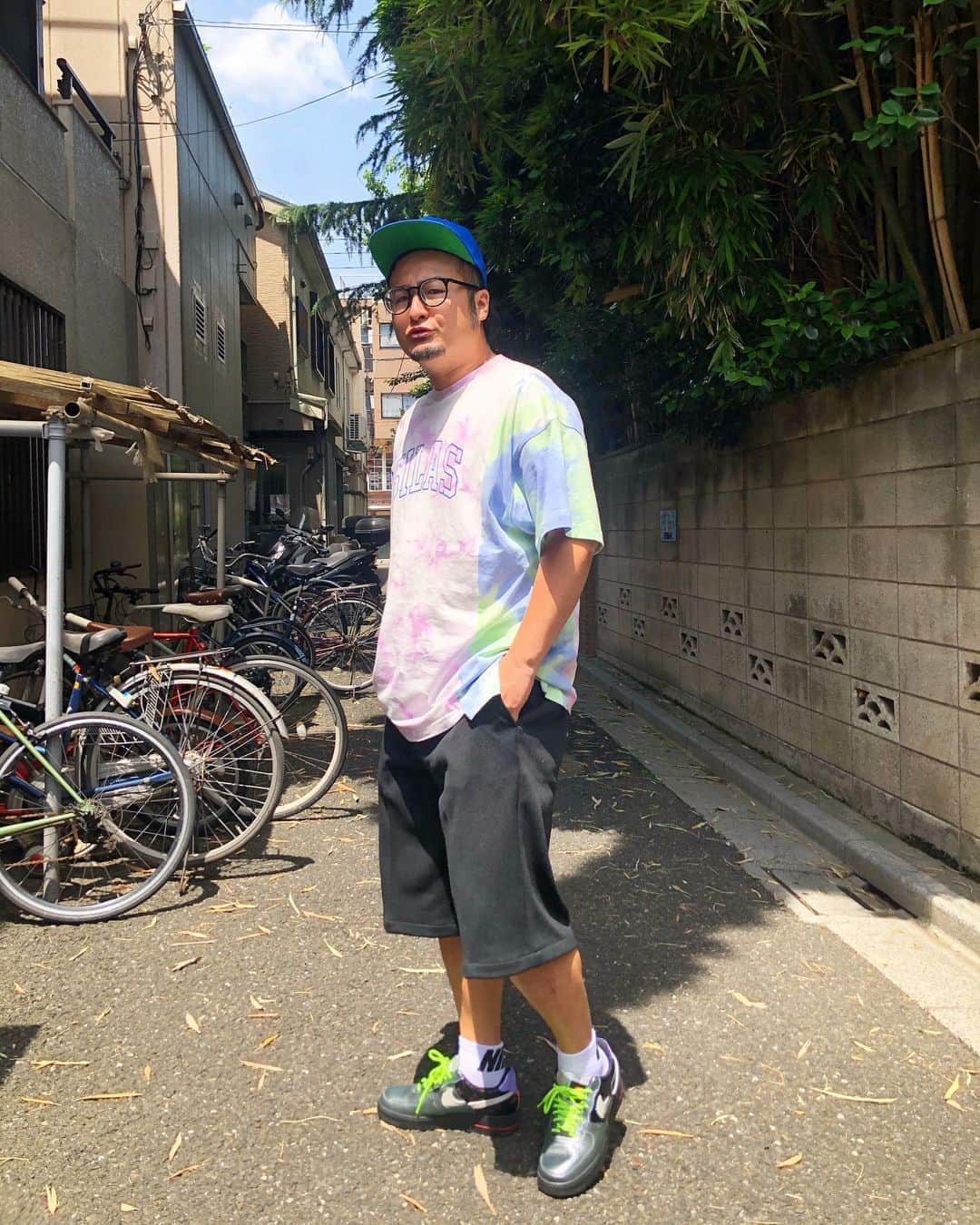 石山大輔のインスタグラム：「暇で刺激のない毎日。。 そんな時にテンション上がる#silas のTシャツが届きました！！ やったぁーーーーー！！ タイダイだぁー大好きなやつだー！  わーーー！！ 色もTシャツのリメイク感も最高やーー！  この写真は、このやり取りを想像してご覧ください。  僕　『ちょっと1枚写真撮って？』 長男　『はい、撮れたよー！』 僕　『いや、早いて！　ほんまに撮れた？？もう1枚っ！』 長男　『1枚じゃないやん、ポケモンgo してるから早くして。』 僕　『後ろも撮って。ちゃんと撮れてるか？』 長男　『撮れてる、撮れてるよ』 僕　『こんな感じ？　ちょっと一回見せて？』 長男　『もう撮れたって』 僕　『あぁ〜そっか、、、じゃあ最後これで！？』 長男　『ポーズ、ダサっ！』 はい、、これですね。  道端にチャリ置いて何枚も写真を息子に撮らせてるのは、やはりジロジロ見られますね！！ 天気が良いか、新しい服着るかしか楽しみがないわっ！！（笑）  7月からボチボチお笑いが始まりまっせ〜！ さぁ、準備、準備！  #silas  #silasandmaria  #undefeated  #dickies  #fredperry  #nike  #BATMAN @teruya1223  @wakacham_  @silasandmariajp  @undefeated_japan @zoff_eyewear  #照屋コーデ #バンビーノ #芸人」