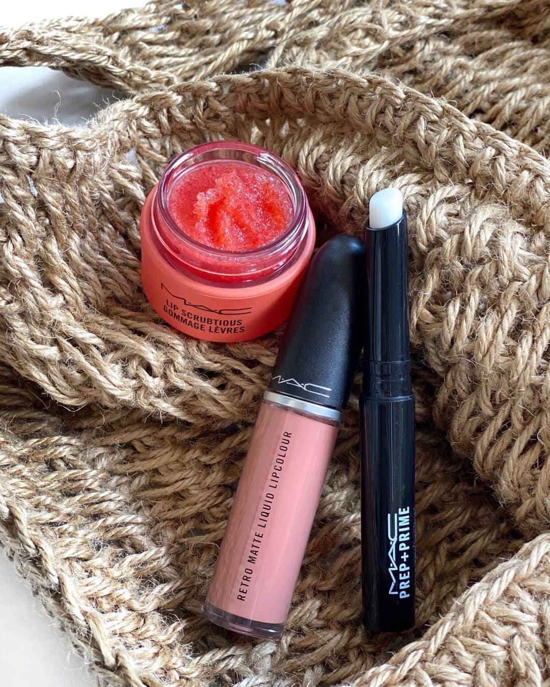M∙A∙C Cosmetics Japanのインスタグラム：「【公式オンラインショップ限定販売中】 夏メイクをもっと楽しむ！人気アイテムがお得に手に入る限定キットが登場💄  ㅤ 大人気のリップベース、リップスクラブに加え、美しいマットリップを実現するリキッド リップカラーがセットイン✨リップのカラーは画像2枚目の動画をチェック👉  ㅤ ㅤ 【インスタグラム ライブのお知らせ】 本日6月20日(土) 午後8時から、@maccosmeticsjapan にて、公式オンラインショップ限定キットを使用した「夏のスポーティカラーメイクとお直し方法」をライブ配信でご紹介します✨プロのテクニックをお見逃しなく💕 ㅤ ㅤ 「リップ キット: ニュートラル」(税込 6,490円) ・M∙A∙C プレップ プライム リップ ・リップ スクラブシャス: キャンディード ネクター ・レトロ マット リキッド リップカラー:レディ ビー グッド  ㅤ ㅤ 【公式オンラインショップ限定特典】 ☑6月25日(木) 23:59まで全品送料無料！ ☑初回ご購入のお客様へ10% OFFクーポンをプレゼント（クーポンコードwelcome） ㅤ #MACCosmeticsJapan #MACCosmetics #MAC #MACコスメ #マックコスメ #コスメ #メイク #美容 #化粧品 #デパコス #コスメ部 #コスメマニア #コスメ好き #コスメ好きさんと繋がりたい #メイク好きな人と繋がりたい#夏メイク #夏コスメ #お気に入りコスメ #限定コスメ #新作コスメ #MACリップ #ベージュリップ #ピンクリップ #リップ下地 #リップケア」