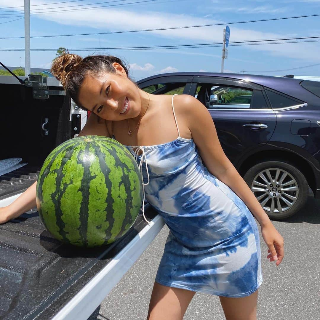 野呂玲花さんのインスタグラム写真 - (野呂玲花Instagram)「みてー🍉🍉🍉🍉こんなに大きいスイカが届いた！ 嬉しーーーー😍 #鳥取県北栄町  #大栄スイカ 今切って食べたらめっちゃくちゃ美味しかった🍉 ありがとうございます！ @hayatosurf」6月20日 12時31分 - reikanoro