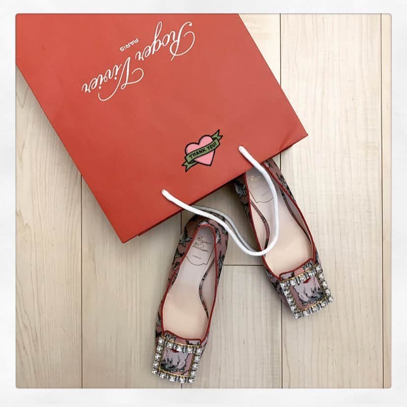 岸本佳子さんのインスタグラム写真 - (岸本佳子Instagram)「MY standard ☞ #FASHION #rogervivier #shoes #pink #style #stylist #editorspick ・ マリー・アントワネットが履いてそうな、可愛いピンクのジャカードシューズ💓ロジェヴィヴィエならではな、ストラスの輝きもスーパーロイヤルな印象。早くオシャレして出かけたい。」6月20日 12時40分 - yoshico_kishimoto
