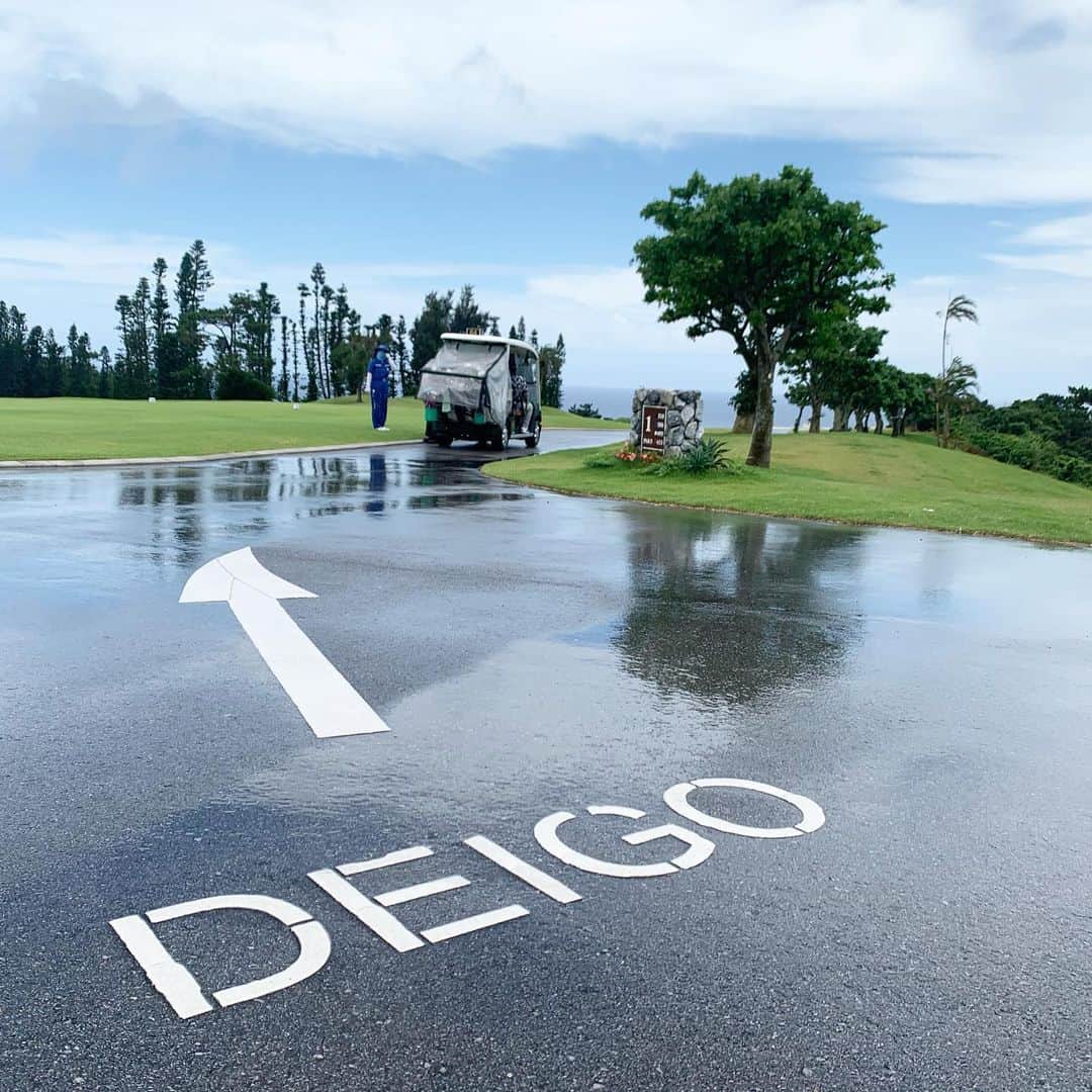 崎山一葉さんのインスタグラム写真 - (崎山一葉Instagram)「>>>⛳️...... ・ ・ 沖縄特有のスコールも🌦 ありがとう大地🥺❣️ ・・ #okinawa #golf #grandeur  #gd #PGM」6月20日 12時40分 - kazuha_sakiyama