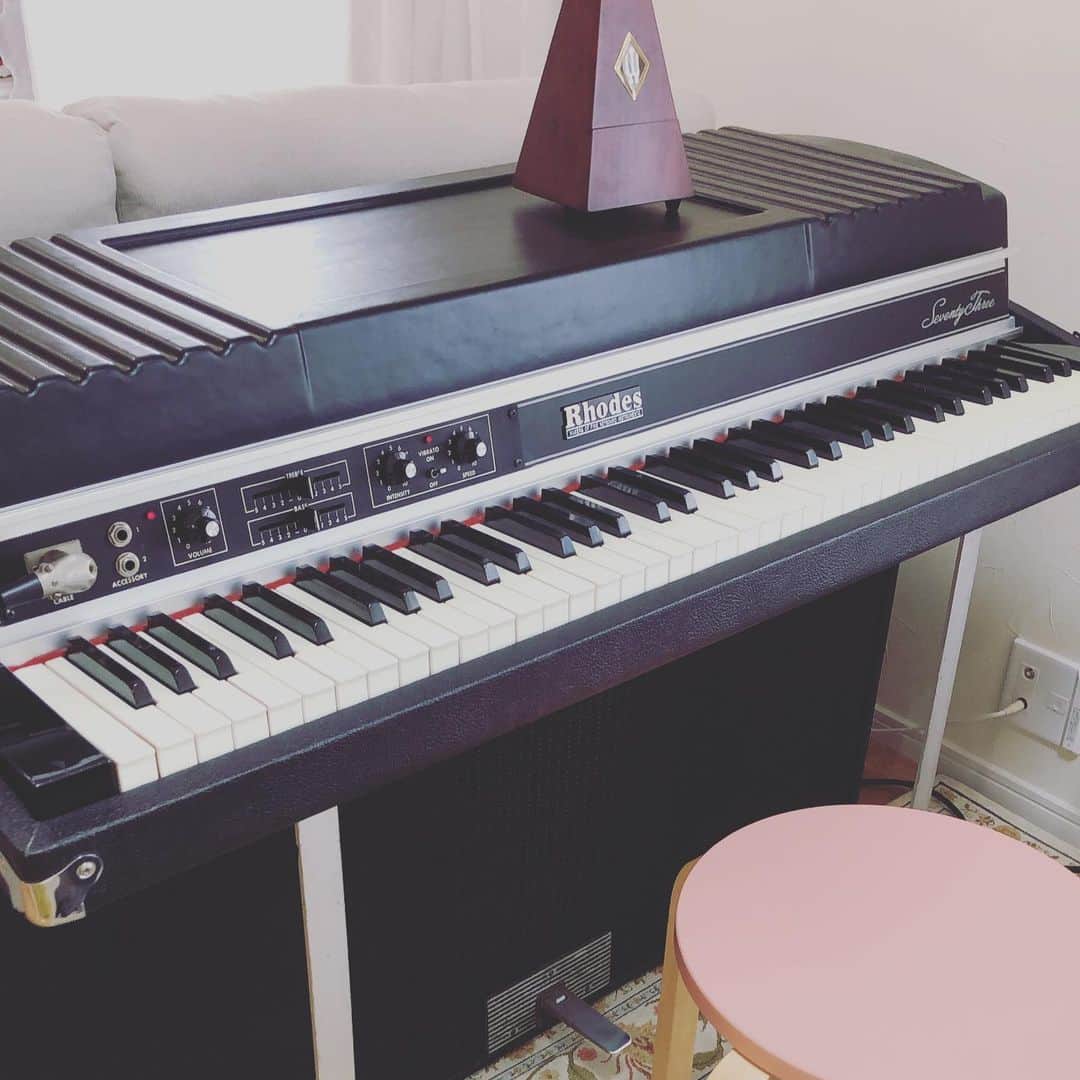 コレサワさんのインスタグラム写真 - (コレサワInstagram)「どうしてもピアノで作りたい曲があったので、エレピを買いました🎹可愛い。。。 #Rhodes」6月20日 12時49分 - koresawa519