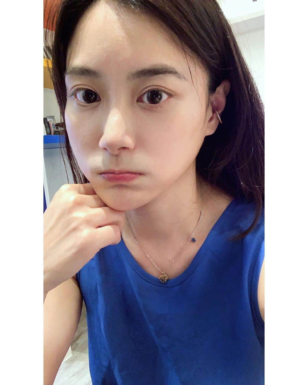 Liga Chiangのインスタグラム：「It’s getting hot outside. 太熱了太熱了☀️ 快熱暈了啦 🥵 一起多喝水多喝水水💧 大家記得多補充水份啊😌  #多喝水 #補班加油💪」