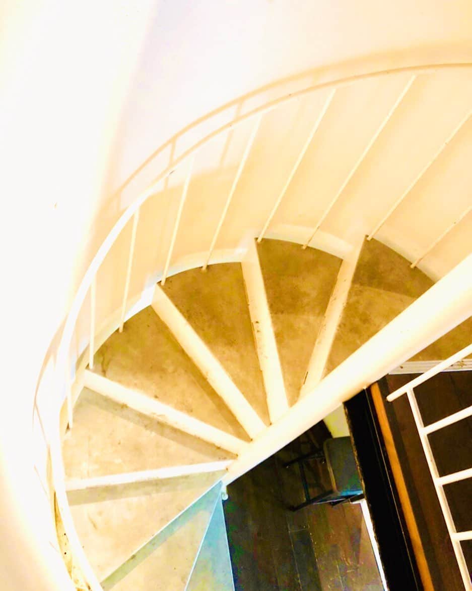 大越かず江さんのインスタグラム写真 - (大越かず江Instagram)「✨螺旋✨  螺旋階段のある家に憧れた。  そんな家に住むことを夢みて まだ叶えていない…  いつになったら叶うかな？！ ❁❀✿✾(◡‿◡ฺ✿)❁❀✿✾ ✨ Spiral ✨  I longed for a house with a spiral staircase.  Dreaming of living in such a house Not yet realized…  When will it come true？！ ❁❀✿✾(◡‿◡ฺ✿)❁❀✿✾ 絵画 #picture #トレーニング女子 #trainingday #sexy #セクシー系 #ジム女子 #異空間 #女優好きな人と繋がりたい #美意識高い人と繋がりたい #コスメ好きさんと繋がりたい #beautifulpeople #幸福 #happy #東京 #tokyo #日本 #japan #おうち時間 #螺旋階段 #spiral #ウォーキング女子 #美魔女モデル #actress #followforfollowback #sky #loveyou #筋トレ女子 #ダイエット仲間募集」6月20日 12時51分 - bluemoonseasky