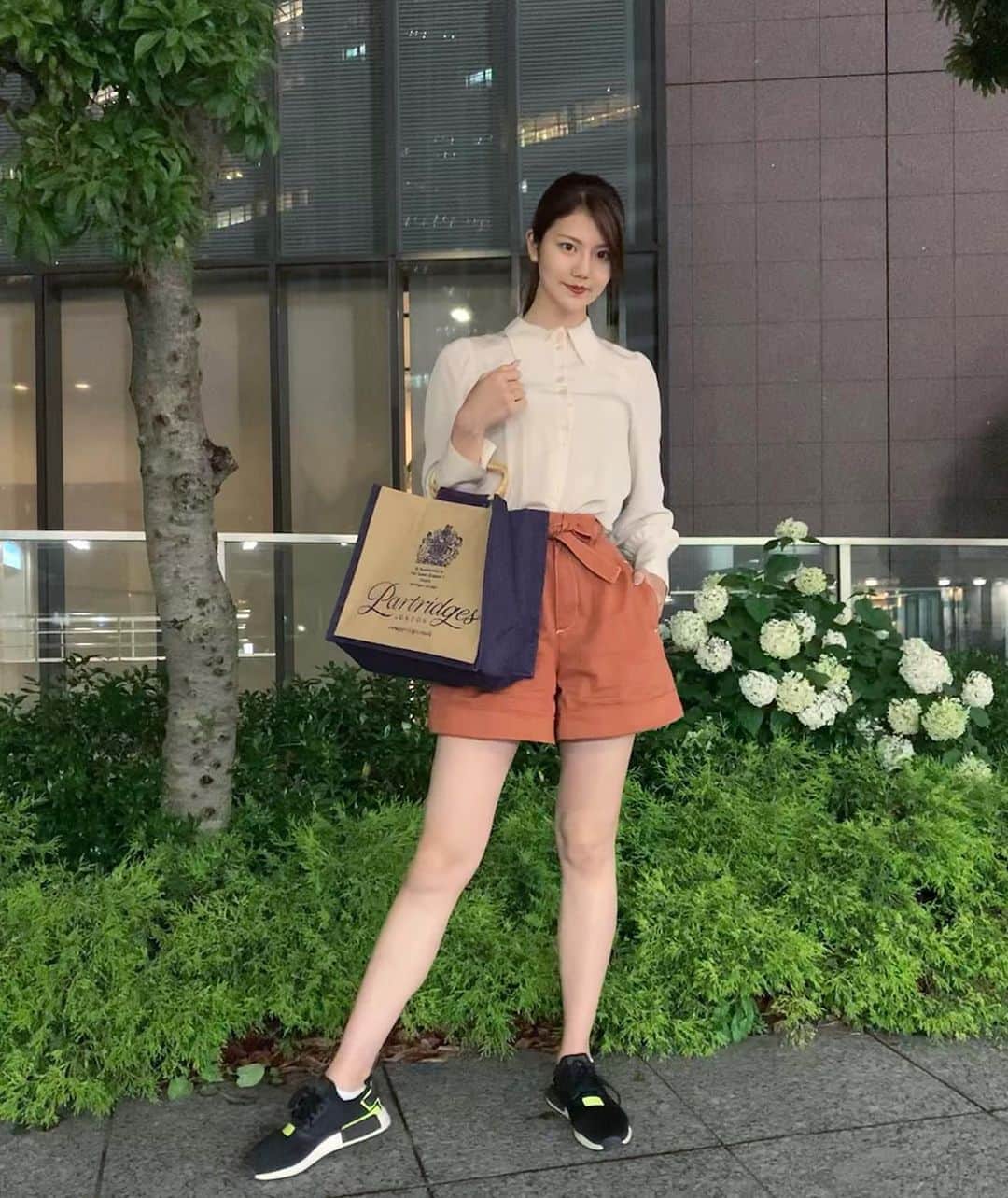 のインスタグラム：「短パンだってはくわよ！！スニーカーと合わせたら、"元気活発大少年登場！"みたいな風貌になってしまった😇オーマイガー😂 1こずつのアイテムは可愛いのに…なんてこった👻お洒落街道への冒険は、ただ果てしないんだが☹️☹️☹️ . . #夏コーデ#短パン#ブラウス#スニーカー#スニーカー女子 #お洒落になりたい #かごバッグ#カジュアルコーデ#大人コーデ #大人カジュアル#ダイエット#高身長女子 #高身長#韓国#アディダス#韓国ファッション #コーディネート#photo#shooting#beautiful #missuniverse#follow #셀카#얼스타그램#좋아요#좋아요반사 #소통#팔로우환영#오오티디#오늘의훈녀」