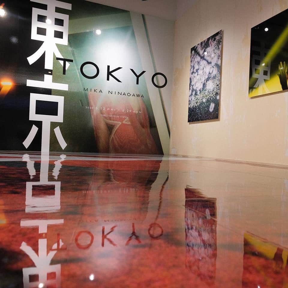 大島央照さんのインスタグラム写真 - (大島央照Instagram)「現在、渋谷パルコにて、6月29日まで蜷川実花さん @ninagawamika  の個展『東京 TOKYO / MIKA NINAGAWA』が開催されてます✨﻿ ﻿ 私は緊急事態の前から東京にいない為、オンライン展示（VR）で拝見しましたが、ほとんどが写ルンですで撮影されいる、どきっとするくらいの距離でのいい写真ばかり！﻿ ﻿ 得意技を封じて、シャッターをきることだけで勝負してみたいと思った。との実花さんの言葉に魅かれて、何が写っているのか、より見たいと思いました。半径2.3メートルの虚構と現実が入り混じる日々の世界。﻿ ﻿ 展示は来週まで。展示期間中も写ルンですで撮り続けられていて、どんどん展示に足されているようです！！﻿ 東京におられる方は是非、東京/TOKYOへ✨ ﻿ ﻿ 『東京 TOKYO / MIKA NINAGAWA』﻿ ﻿ 会期：2020/6/12〜6/29﻿ ﻿ 会場：PARCO MUSEUM TOKYO（渋谷パルコ4F）﻿ ﻿ 入場料：一般500円、学生400円、小学生以下無料﻿ ﻿ art.parco.jp ﻿ ﻿ @mikaninagawa.official﻿ ﻿ ﻿ ‥ちなみに、私にとっての東京は、憧れて上京して18年住んでから、京都と東京を日常で行ったり来たりしていてー。今や3か月行けなくなって、、😢簡単にいけなくなってからは、大都会で刺激的、会いたい人がたくさんいる、今最も行きたい場所です！！﻿またもうすぐに。﻿ ﻿ ﻿ #東京tokyo﻿ #TOKYO蜷川実花﻿ #mikaninagawa﻿ #蜷川実花﻿ #蜷川組﻿ #写真展 ﻿ #写真﻿ #PARCO ﻿ #東京 ﻿ #tokyo﻿ #写ルンです﻿ #フィルム写真﻿ ﻿ ﻿」6月20日 13時03分 - chiakioshima