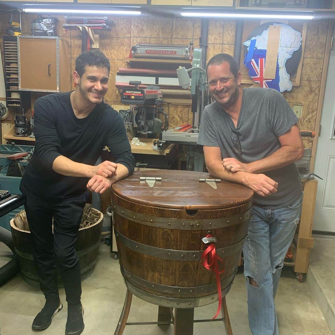 のインスタグラム：「Acts of good Ole Kindness! The beauts @unitedteamelyes sought out a talented amigo, the “Woodsman of Wine” @roricruegsegger to gift me an original piece: born of thoughtfulness, generosity- and crafted with great workmanship and style- Also wooooood. This was a gift for my birthday; and though it was a while ago.... I SHOUT and delightfully BELLOW,  thanks to the LADIES and FELLOW....S..... For all the time spent.... from the WELL of well meant.....I embrace the joy sent!  Thank you for giving me the finest looking trove to keep that juice a’chilling, until it goes spilling...into The Elly Belly. PS-It’s a cooler made from a wine barrel, not cushion keeper- don’t you judge me Roric!  I really appreciate everything that went into this. Thanks and mucho love! Cheers!」