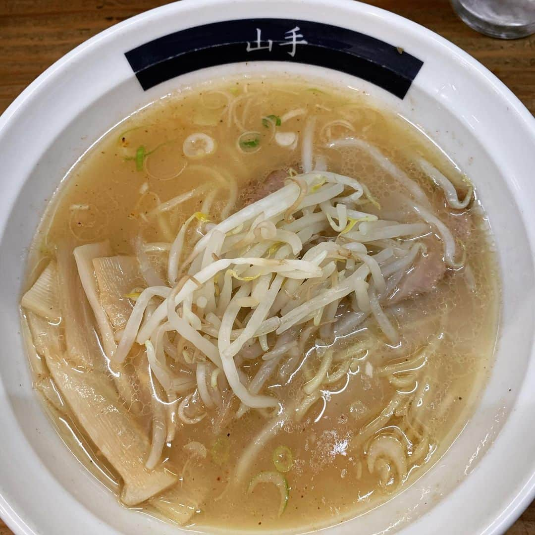 坂田麻衣のインスタグラム：「明日閉店の父のお店、 山手ラーメンへ行ってきました！🍜 私は焼きにんにくラーメンが好み！ 有難いことに行列が出来てました！ 明日27年間の歴史に幕を閉じます。 スープがなくなり次第閉店です 皆さんも最後に来てくださいね〜😊 (明日は11~14時までの営業)」