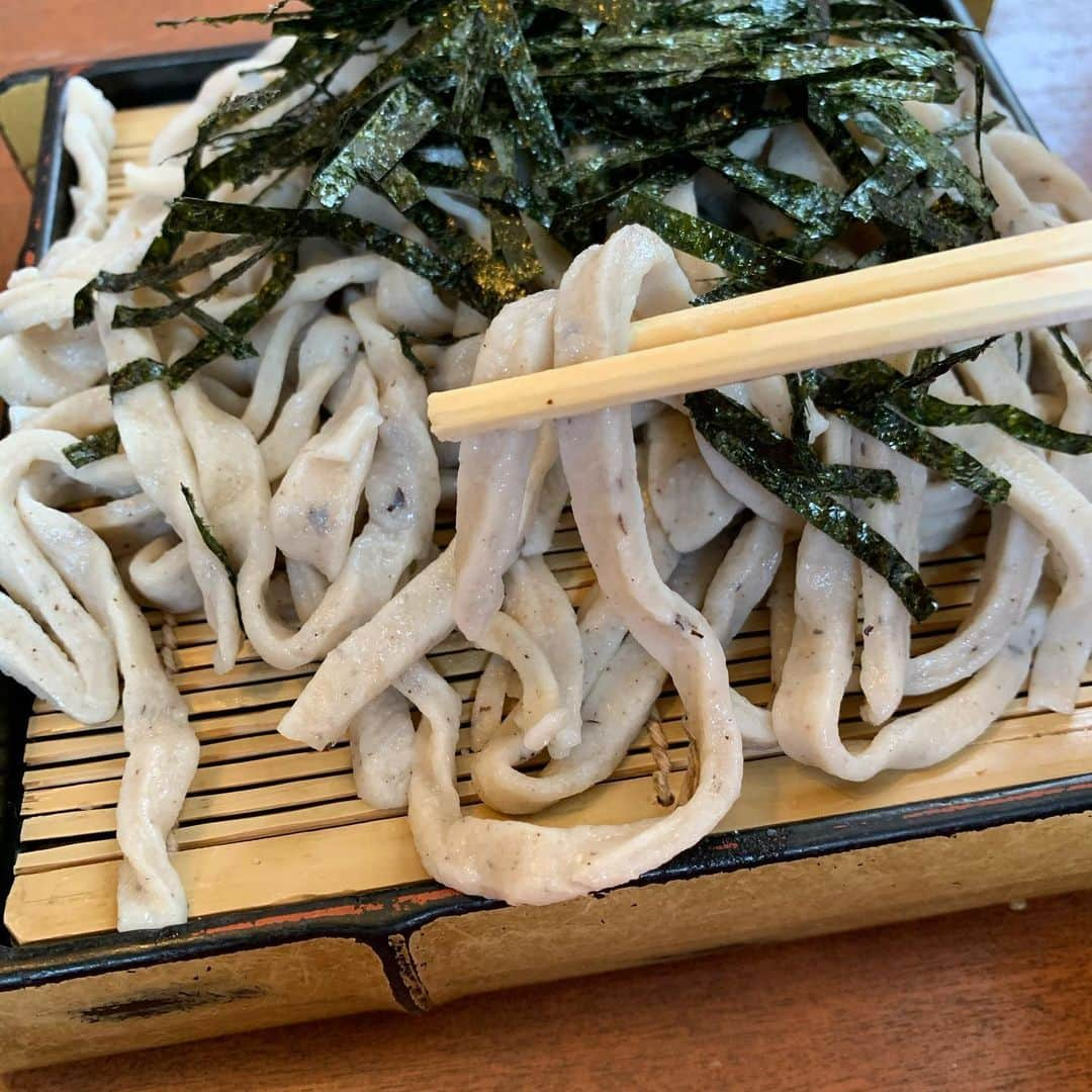 田中悦子さんのインスタグラム写真 - (田中悦子Instagram)「土曜日のお昼ご飯は  お蕎麦。⠀ ⠀ ここのお店のお蕎麦はとにかく太くて硬い🤣⠀ ⠀ うどんみたい🤣😂⠀⠀ ⠀ だから好き嫌いあると思います。 ⠀ でも、癖になるんです😋⠀ ⠀  本当の田舎蕎麦なんだと思う🤔⠀ ⠀  #お昼ご飯 #お蕎麦 #田舎そば #ざるそば #うどんのようなそば #純手打ち #いつも超満員 #人気店 #埼玉県 #和戸」6月20日 12時59分 - etsuko.reborn25