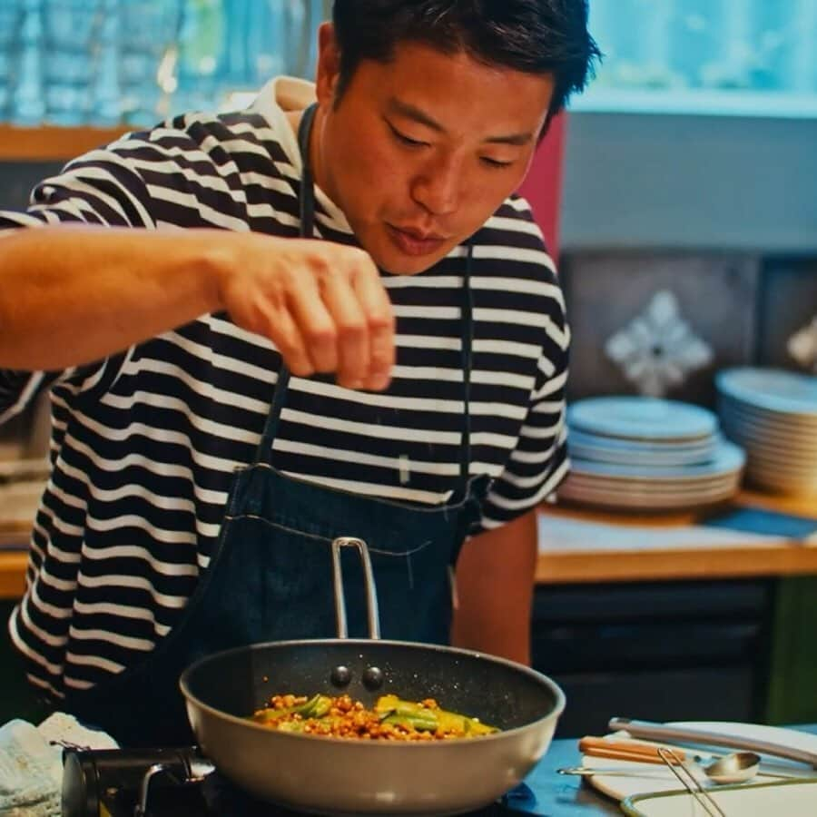 栗原心平さんのインスタグラム写真 - (栗原心平Instagram)「本日のビールのおともに「オクラのカレー炒め　ヨーグルトソース」はいかがですか？  スパイシーなカレー味に、ヨーグルトソースをかけることで、簡単なのにひと味違うおいしさに仕上がりますよ。  レシピ動画はプロフィールのリンクから @shimpei_kurihara @gochisosamachannel  #家で作ろう #栗原心平 #simpeikurihara #ごちそうさまチャンネル #レシピ #簡単」6月20日 13時06分 - shimpei_kurihara