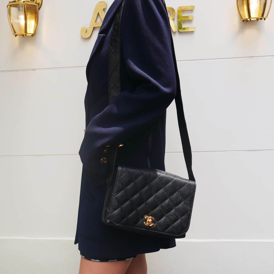 Vintage Brand Boutique AMOREさんのインスタグラム写真 - (Vintage Brand Boutique AMOREInstagram)「Vintage Chanel caviar skin shoulder bag.  On website search for AO26228. ▶︎Free Shipping Worldwide✈️ ≫≫≫ DM for more information 📩 info@amorevintagetokyo.com #AMOREvintage #AMORETOKYO #tokyo #Omotesando #Aoyama #harajuku #vintage #vintageshop #ヴィンテージ #ヴィンテージショップ #アモーレ #アモーレトーキョー #表参道 #青山 #原宿#東京 #chanel #chanelvintage #vintagechanel #ヴィンテージ #シャネル #ヴィンテージシャネル #シャネルヴィンテージバッグ」6月20日 13時13分 - amore_tokyo