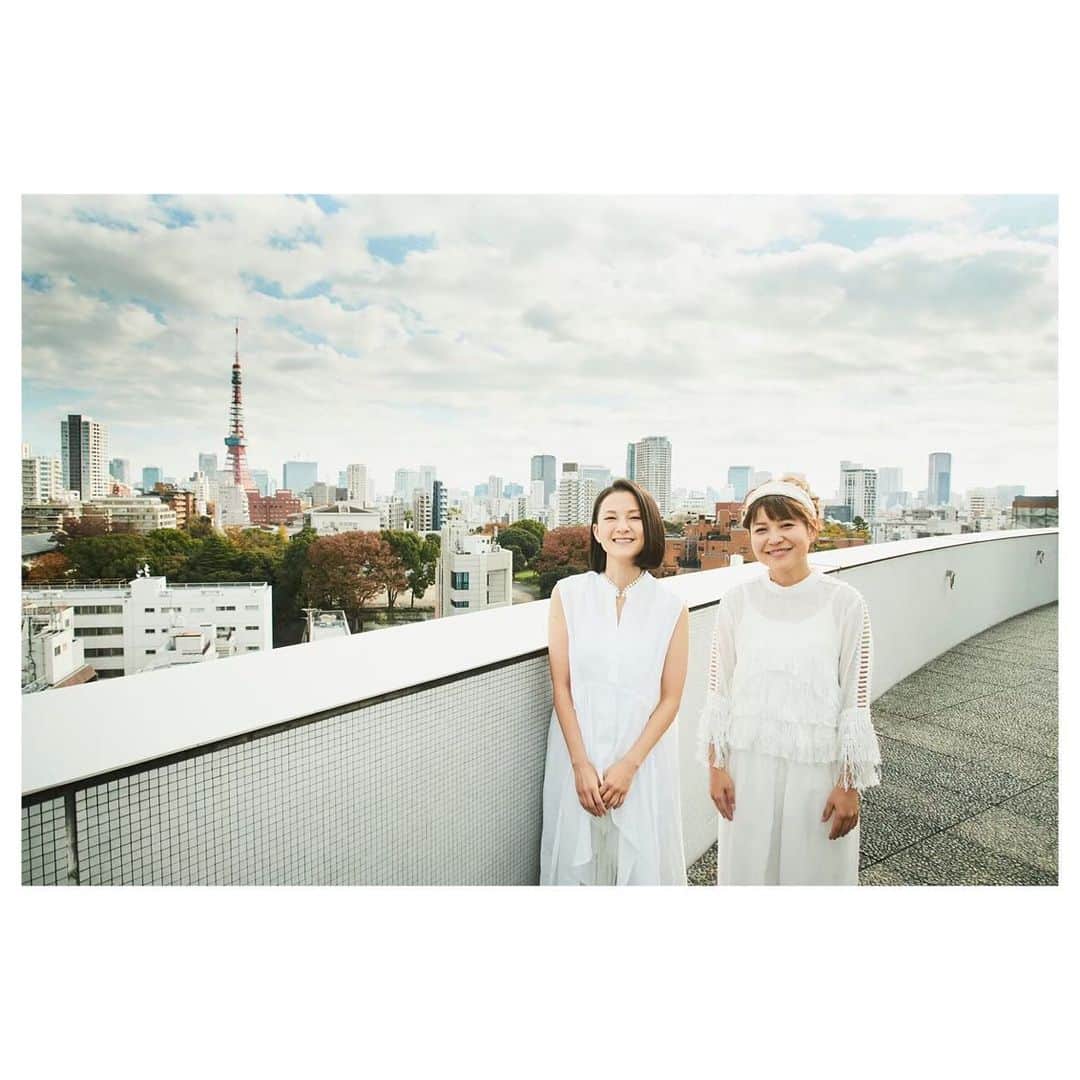 のインスタグラム：「本日、無事 #やなわらばーラストライブ @国際フォーラムC sold outしましたことをご報告させて頂きます‼️ たくさんのスタッフの皆様の お力添えと、、 そして 応援してくださる皆さまの熱いお気持ちのおかげです‼️👏👏 本当にありがとうございます‼️‼️ 夢は国際フォーラムAでしたが、 それでも やなわらばーワンマンライブ史上 一番大きな会場でできることをありがたく思います！  フォーラムCでのライブを発表した 去年の8月の時点では、 本当に会場を埋め切れるか不安いっぱいでしたが こうして 無事sold outできたことを本当に嬉しく思います😭 家族、友人のみんなにも感謝です‼️ 一般発売は一瞬だったみたいですね💦 取れなかった方、本当にごめんなさい😭 それまでにお会いできる機会を チームで試行錯誤中です‼️ ひとまず、 引き続きこの先も 気を引き締めて過ごしていきたいと思います🙌  #やなわらばー #ラストライブ #ソールドアウト #ありがとうございます🙏」