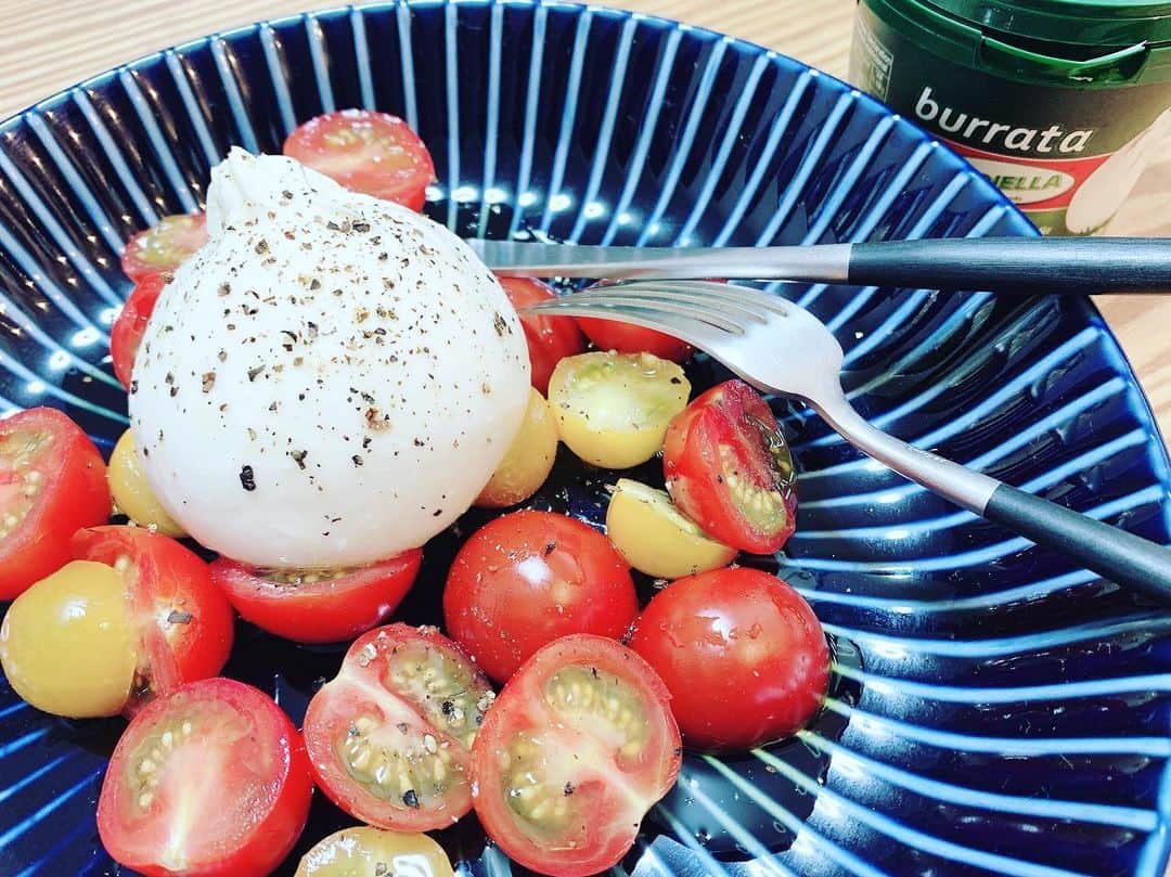 小椿希美のインスタグラム：「・ ブッラータチーズの 朝ごはん🍴 インスタを開いたら、 親友のうっちーも @erika.uchiyama1129  同じことをしていて びっくりしました😳 ・ 長野市にある カスターニャで 食べて以来大好きな ブッラータチーズとトマトの カプレーゼ。 都内のレストランが 入荷したものの 外食激減で消化しきれず 小売をしていたものを 購入させていただきました☺️ ・ 昨日から、ついに 都内も県をまたぐ移動が 解除されて はじめての土日を 迎えます。 私も引き続き自己管理を しながら、 千葉に帰省してこようと 思います😊✨ 父の日なので、 日本酒でも買って一緒に 飲もうかな🤔🍶 ・ #ブッラータ#ブッラータチーズ  #ブッラータのカプレーゼ  #親友とシンクロ#チーズかぶり #おうちごはん#父の日 #梅雨の晴れ間 #アナウンサー#長野市のイタリアン#カスターニャ #器好き#カトラリー#クチポール #カトラリーもかぶってる」