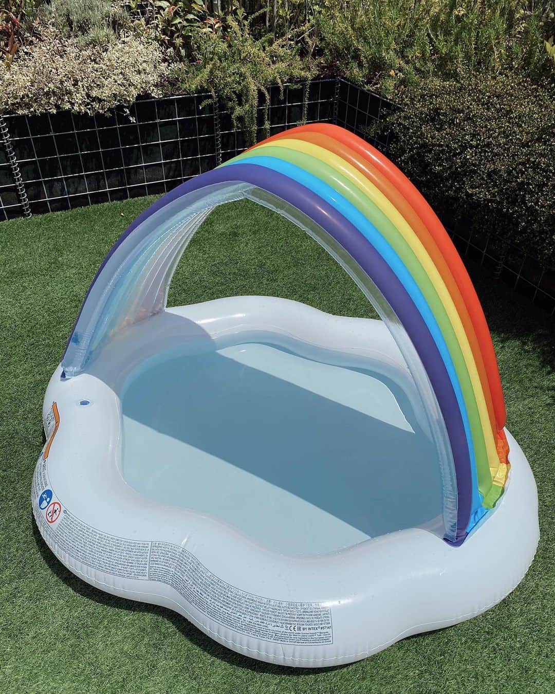 山中美智子さんのインスタグラム写真 - (山中美智子Instagram)「こげ🔥  朝から新しく買ったプールをだしてお家プールタイム🌈☁️ 大きいのは、出したりしまったりが大変だから小さいの買いました♡  これ虹の部分がシェイドになるから 子供には最高✨  可愛いし🦋」6月20日 13時23分 - alexiastam1988