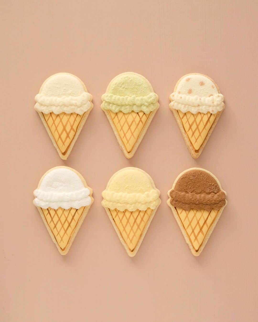 KUNIKAのインスタグラム：「My favorite ice cream lineup😋🍦🍫﻿ ・Macadamia nuts﻿ ・Pistachio﻿ ・Rum raisins﻿ ・Lemon sorbet﻿ ・Banoffee﻿ ・Belgium chocolate﻿ ﻿ What flavor is your favorite?🍦﻿ ﻿ 大好きなフレーバーを、素材そのままの色をイメージして作りました☻﻿ ティラミスとベリーチーズケーキ系も好き! ﻿ #artofkunika」