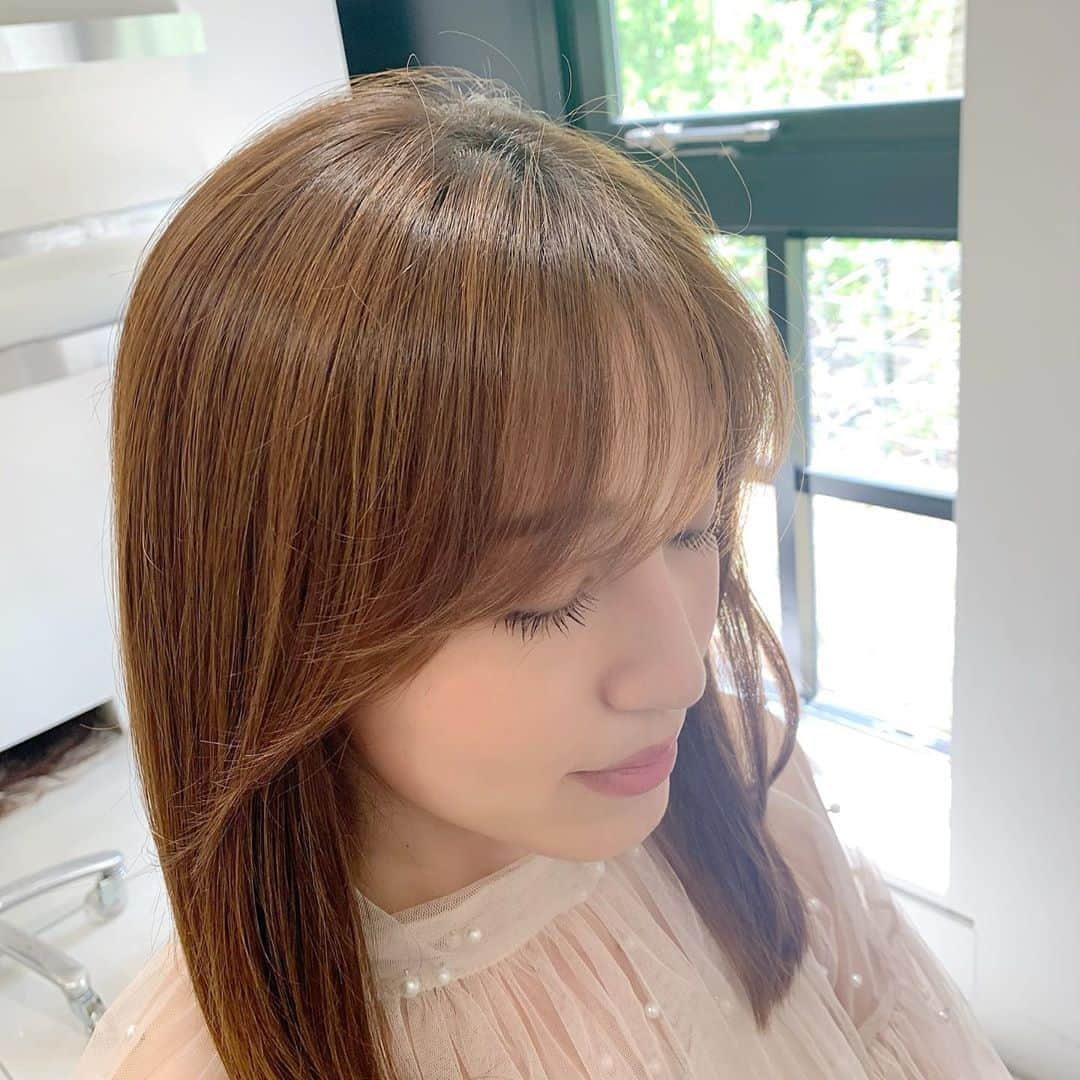 有村実樹さんのインスタグラム写真 - (有村実樹Instagram)「💈﻿ ３ヶ月ぶりにsui(@sui_omotesandou_hairsalon )の冬木さん(@shinichi.fuyuki )にヘアカットしてもらいました😊﻿ ﻿ 一瞬マスクを外して📸﻿ ﻿ ﻿ ロングから軽めのセミロングにして夏仕様☀️﻿ 前髪は、流しておでこ出しも、下ろして前髪ありもできる長さに。﻿ ﻿ 増えすぎていた毛量も調整してもらったのでドライヤーも早く終わりそうです。﻿ 久しぶりのカットで、心まですっきりしました！﻿ ﻿ ﻿ suiは奈良に新店舗( @sui_nara_hairsalon )をオープンしたそうです💐﻿ 冬木さんは、東京と奈良どちらでもカットしてくれるようですよ♪﻿ ﻿ 長さも変わったし、巻いた感じもきっと違うだろうな。﻿ 巻くのが楽しみ💕﻿ ﻿ ﻿ #sui #ヘアカット #表参道 #セミロング #haircut #hair #hairsalon #ヘアサロン #奈良 #美容 #美容好きな人と繋がりたい #美容研究家 #有村実樹」6月20日 13時28分 - arimura_miki