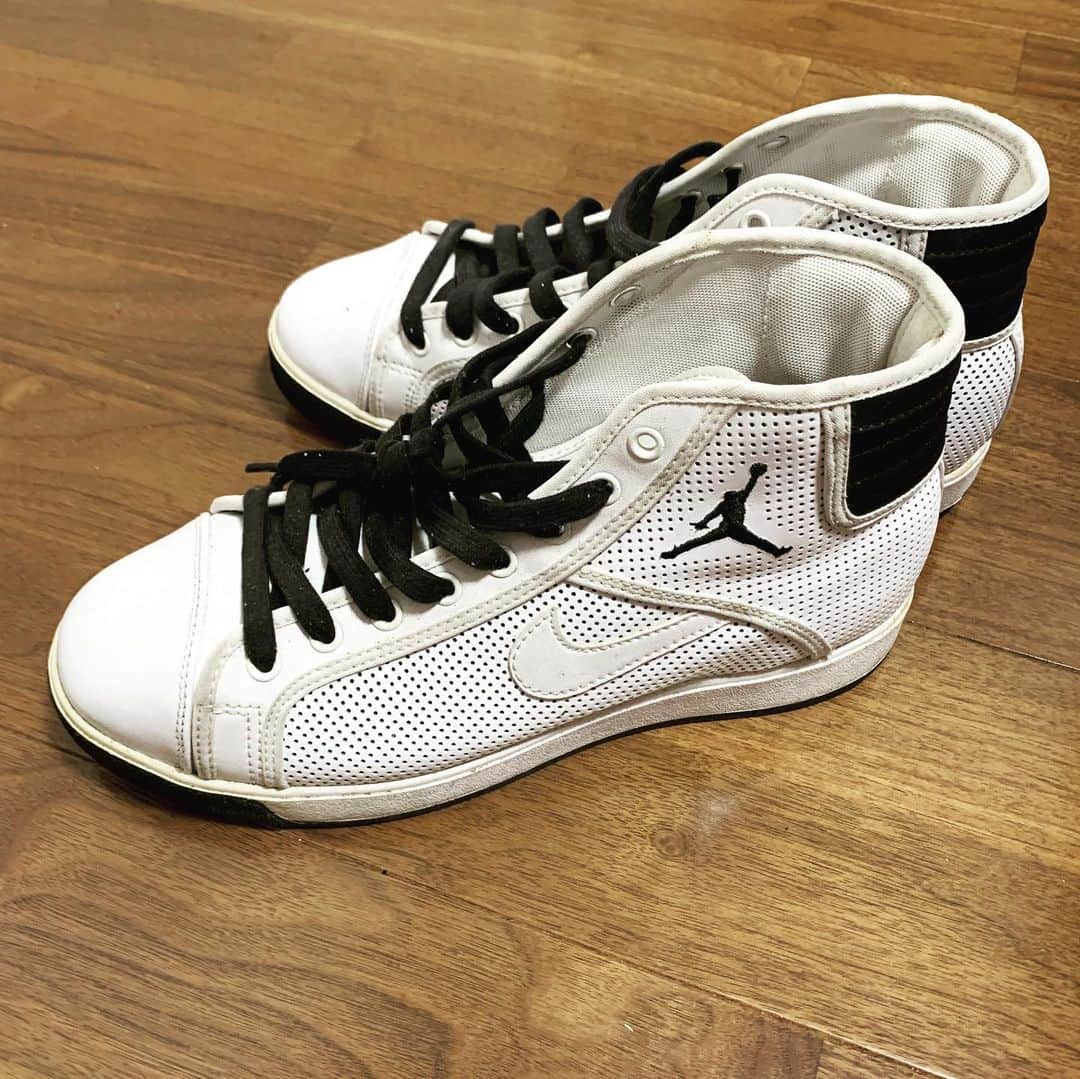 青木康平のインスタグラム：「🏀YouTubeチャンネル登録4000人突破記念プレゼント企画！🏀 ①ジョーダンシューズ白　27.5cm ②ジョーダンシューズ黒　27.5cm ③ライジング福岡リュックサック ④FAR EAST BALLERS ユニ、バスパン ⑤watch&cバスパン&ライジング福岡リバーシブル ⑥ライジング福岡ジャージ上下  応募方法は、Instagramで@cohey11をタグ付けして、欲しい商品を書いてストーリーに投稿してください！(投稿内容は、自由です！) ＊Facebook、Twitterでは受付致しませんのでご了承下さい🙇‍♂️ プレゼント応募期間は明日の昼12時までとし、明日13時からインスタライブで抽選と発表を行います！  また、watch&cのオンラインショップ https://www.watchandc.shopで6月30日までセールやってますので、そちらもチェックして下さい！よろしくお願いします🙇‍♂️🙇‍♂️🙇‍♂️」