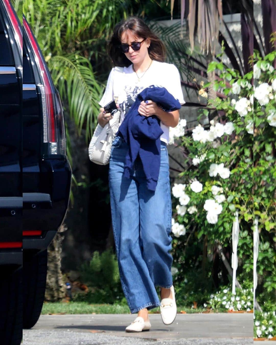 Just Jaredさんのインスタグラム写真 - (Just JaredInstagram)「Dakota Johnson stepped out in the bright sun to run a few errands after a beach day earlier in the week #DakotaJohnson Photos: Backgrid」6月20日 13時40分 - justjared