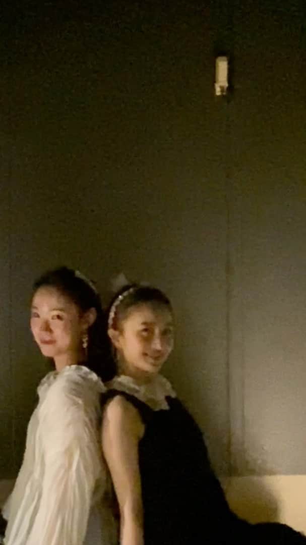 のインスタグラム：「@kanakomomota_official 🤍 前に遊びで作ったとっておきの動画を♪❤️ 本当たのしかったー♪☺️ 楽しい楽しい言いながら撮り終わってもずっと踊ってる夏菜子がほんとに可愛かった❤️☺️😚 . . . #ありがとうのうた #家族みんなへいつもありがとう ♡ #この時のテーマは姉妹👭」