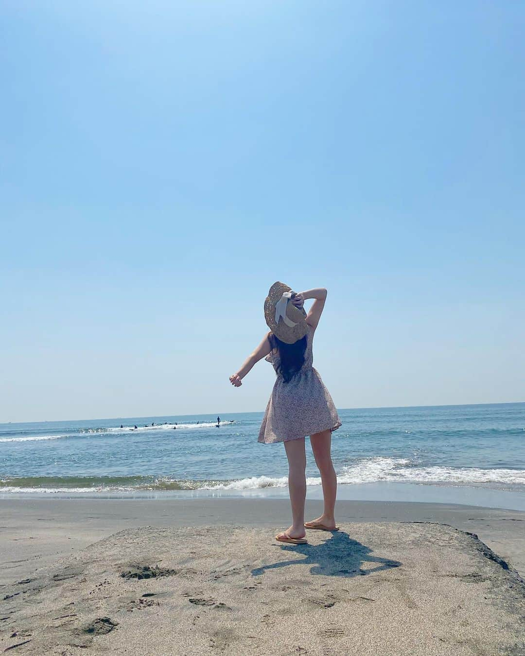 由良朱合さんのインスタグラム写真 - (由良朱合Instagram)「海での写真が好きすぎて沢山載せてしまった🕊 これで一旦おしまい！！ステキなオフショットばかりで見返すだけでも楽しかったなあ〜ってなります🎐幸  #グラドル#グラビア#由良朱合#オフショット#instagood #instalike #instagram #japanesegirl #gravure#photography #flowers #fff#水着 #셀카#뷰티스타그램#셀카그램#좋아요#팔로우 #粉我」6月20日 13時55分 - yura0312akari