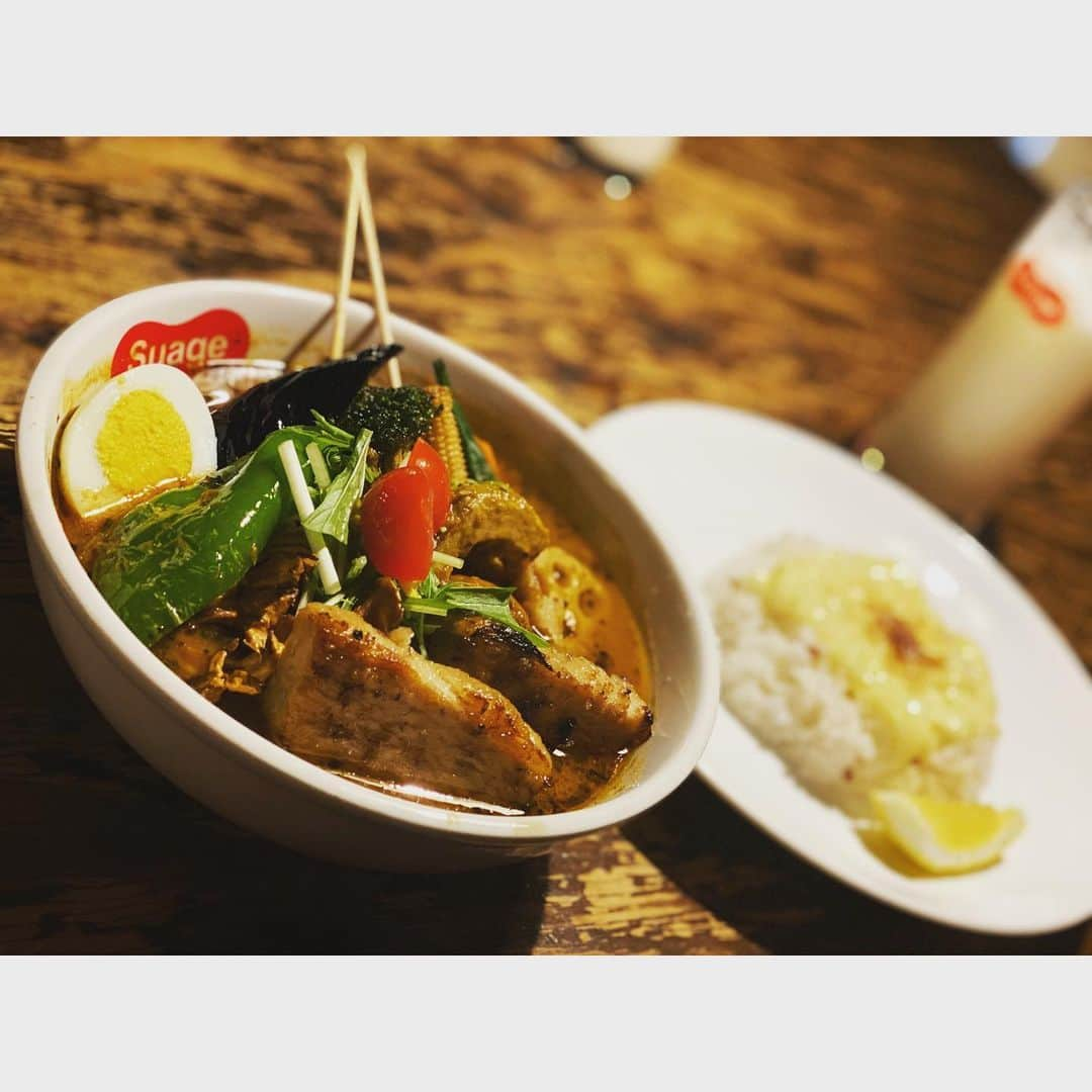 寺下智香（プロボウラー）のインスタグラム：「Suage+🍛💕. . . #Suage+ #スープカレー #野菜たっぷりベジタブルカレー #トッピング #ラベンダーポーク炙り角煮 #Suageスープ #辛さ5 #チーズ on the ライス #ラッシー」