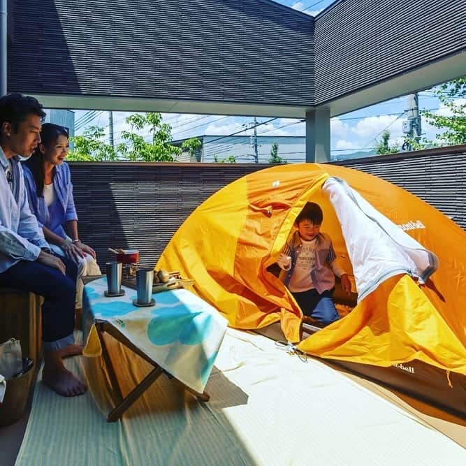 デザオ建設北野展示場のインスタグラム：「久々のお日さま☀️とご機嫌な天候に誘われ、ベランダに出たら非常に気持ちよかったので今日はとこしえのベランダをご紹介！ とこしえのベランダは今出川通り沿いに面しているため、壁を高めに作って通りからの人目を遮っています。屋根部分は開けてあるので、日差しはばっちり入って解放感も感じられます！ 広々してるのでアウトドアリビングとしても使えちゃいます💮  注文住宅であれば、ベランダも近隣の状況やお好みにあわせて作れるので夢も広がりますね🎵  #アウトドアリビング #風が気持ちいいベランダ #ベランダ #注文住宅 #新築  #マイホーム #工務店  #一戸建て #マイホーム計画 #リフォーム #リノベーション #こだわりポイント  #住宅展示場 #京都  #京都の注文住宅 #展示場巡り」