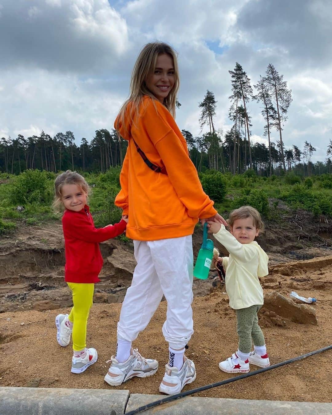 RU.TVさんのインスタグラム写真 - (RU.TVInstagram)「☀️ Доброе утро! Провозглашаем сегодняшний день — Днем долгих прогулок. ⠀ 😉 Рассказывай о местах, где ты больше всего любишь гулять? ⠀ #rutv #рутв #аннахилькевич @annakhilkevich」6月20日 14時01分 - ru_tv