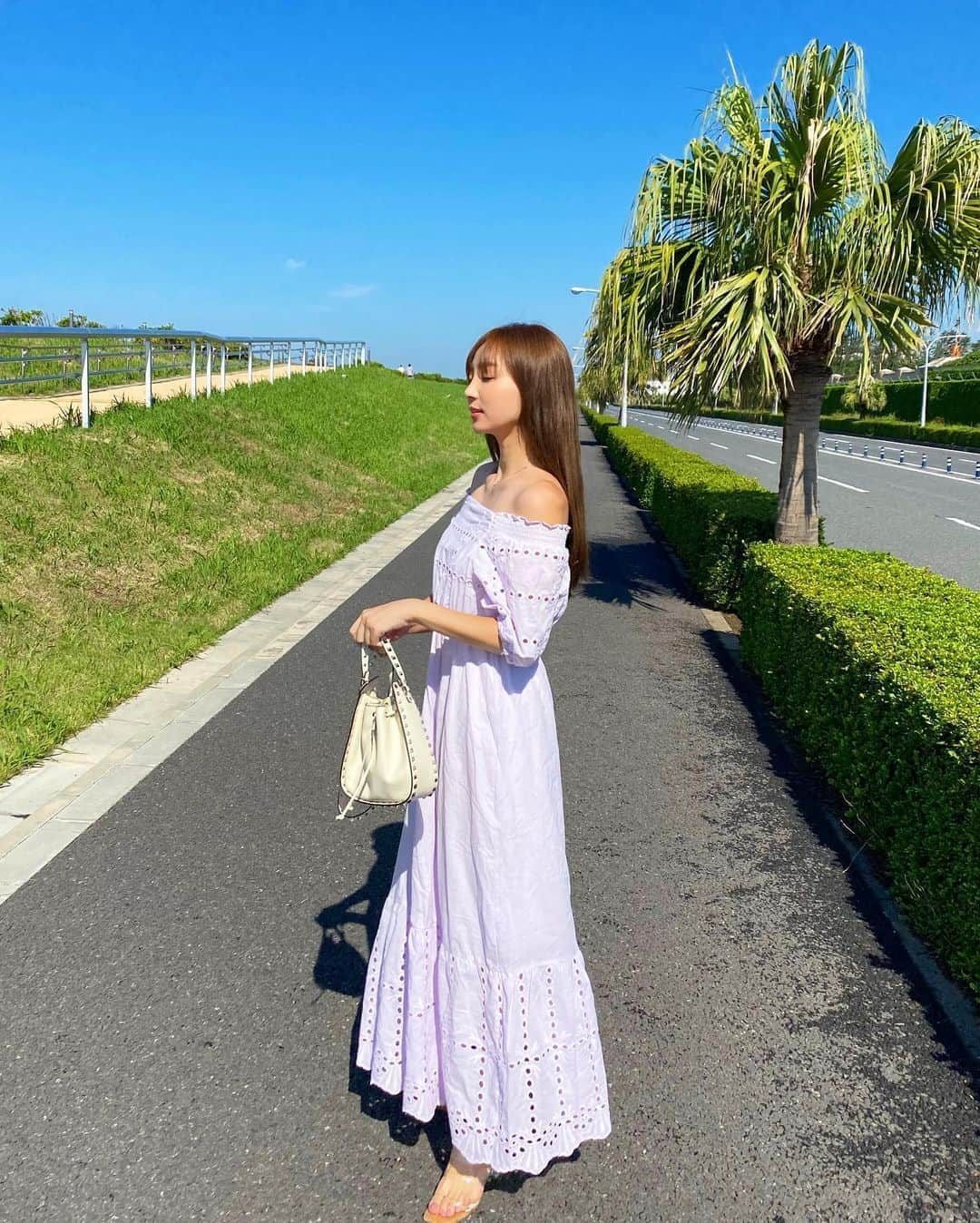 岡部あゆみさんのインスタグラム写真 - (岡部あゆみInstagram)「ドライブに来ました🚗🌴太陽と潮風が気持ちいい..✨皆さま休日いかがお過ごしですか^ ^﻿ ﻿ コットンレースワンピいよいよ明日(日)朝10:00〜発売開始です🌞Black White Beige Purple 全4色 ロングとミディアムの2type 3,900円♡ (写真はパープル着用) 本当可愛くてお気に入り!! プロフィールにリンク貼っておきます☺︎」6月20日 14時06分 - ayumi_okabe