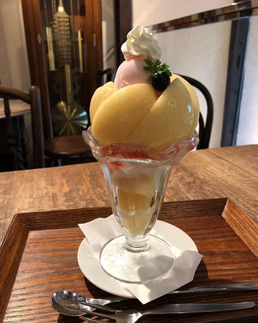 のインスタグラム：「【 GOOD MEETING：パフェ評論家の斧屋さんとパフェの魅力を追求しよう！】﻿ パフェ評論家・斧屋さんによる、パフェ初心者に向けた入門編となる番組。毎回テーマを設け、斧屋さんのトーク中心にその魅力を深掘りしていきます。一緒に楽しさやおいしさを追求していきましょう！　﻿ ﻿ テーマ：「桃パフェ」﻿ ・桃パフェ、その人気の秘密﻿ ・桃まるごとパフェの世界（全国の桃パフェをご紹介）﻿ ・期間限定桃パフェを探す﻿ ・桃パフェから見る、パフェ構成の2つのアプローチ﻿ ﻿ ＜「パフェ評論家 斧屋のパフェ入門」開催概要＞﻿ 日時：6月24日（水）20:00〜21:00﻿ 参加費：一般 ¥1,500（税込）/ 部員 ¥1,400（税込）﻿ 申込み：受付中！/ 6月24日（水）19:00 締切﻿ ﻿ ▶︎詳しくは「@tegamisha」プロフィールのハイライト「GOOD MEETING」より公式サイトへ﻿ ﻿ ▶︎手紙社オンラインショップで『東京パフェ学』（文化出版局）『パフェ本』（小学館）販売中！﻿ ﻿ ◎GOOD MEETINGってどんな場所？﻿ 手紙社が敬愛する作り手やお店のオーナー、書き手やパフォーマー、あらゆるジャンルの気になる方々をナビゲーターにお迎えして、Zoom上で講座やワークショップ、部活動的な集い、暮らしにまつわる情報交換を行う場です。﻿ ﻿ #手紙社#手紙舎#tegamisha#GOODMEETING#グッドミーティング#zoom#zoomレッスン#zoom講座#オンライン講座#オンラインイベント#オンライン#オンライン配信#オンライン開催#オンラインレッスン#リモート#パフェ#パフェ入門#斧屋#パフェ評論家斧屋#パフェ評論家#カフェ#スイーツ#おうちパフェ#チョコレートパフェ#フルーツパフェ#パフェグラス#桃#桃パフェ#東京パフェ学#パフェ本」