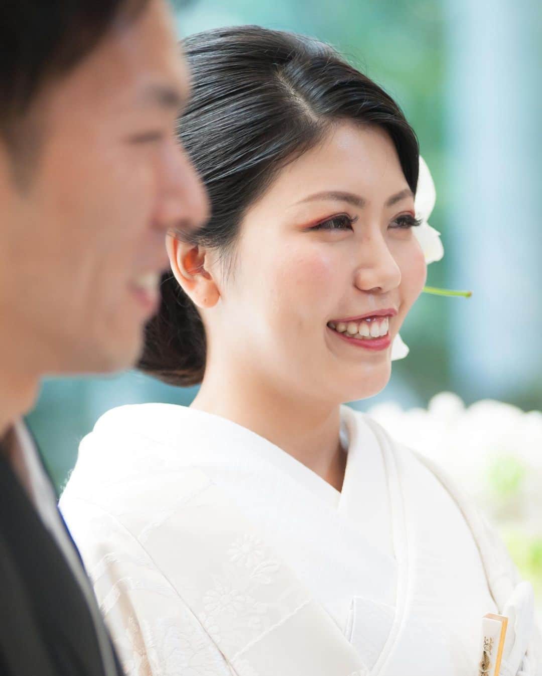 家族挙式さんのインスタグラム写真 - (家族挙式Instagram)「@kazoku_wedding をフォローして、﻿ #家族挙式 でお写真を投稿してくださいね＊*﻿ ﻿ -------------------﻿ 知っているとより一層意味深いお式になる﻿ 豆知識を家族挙式からご紹介します◎﻿ ﻿ 【白無垢のヒミツ】﻿ 白無垢は日本の伝統的な婚礼衣装、﻿ なぜ白なのか？﻿ 「潔白の身で嫁ぎ先の家風に染まる」という意味が込められていて﻿ 白で身を包むんだそうです。﻿ ﻿ 頭に巻く白い布角隠しにも意味があって﻿ 怒りや鬼を象徴する角を隠し﻿ おしとやかな女性を表しているのです。﻿ ﻿ 知れば知るほど、日本らしく意味深いですね﻿ 家族挙式の神社挙式もとても人気です！﻿ ﻿ 家族婚だから神聖な場所で﻿ 日本伝統の婚礼は、おすすめ◎﻿ ﻿ 会場：#セントアクアチャペル大宮﻿ #伊勢山皇大神宮﻿ -------------------﻿ ﻿ ❁テレビCM放映中 ▹▸ ”家族挙式ベスト”なら﻿ 【挙式・衣裳・美容・写真】が含まれたプランが99,000円〜叶います＊﻿ ▽予約はTOPのリンクから❁﻿ >>> @kazoku_wedding﻿ ﻿ -------------------﻿ #家族挙式 #ベストアニバーサリー﻿ #家族 #Family #家族婚﻿ #bestanniversary #少人数婚﻿ #ウェディング #結婚式準備﻿ #結婚式 #フォトウェディング﻿ #プレ花嫁 #卒花﻿ #日本中のプレ花嫁さんと繋がりたい﻿ #花嫁 #卒花嫁 #国内挙式﻿ #weddingdress #ウェディングドレス﻿ #プラコレ #Dressy花嫁﻿ #2020秋婚　#2020冬婚﻿ ＃和婚＃神社婚＃神社挙式﻿ ＃白無垢＃着物」6月20日 14時12分 - kazoku_wedding