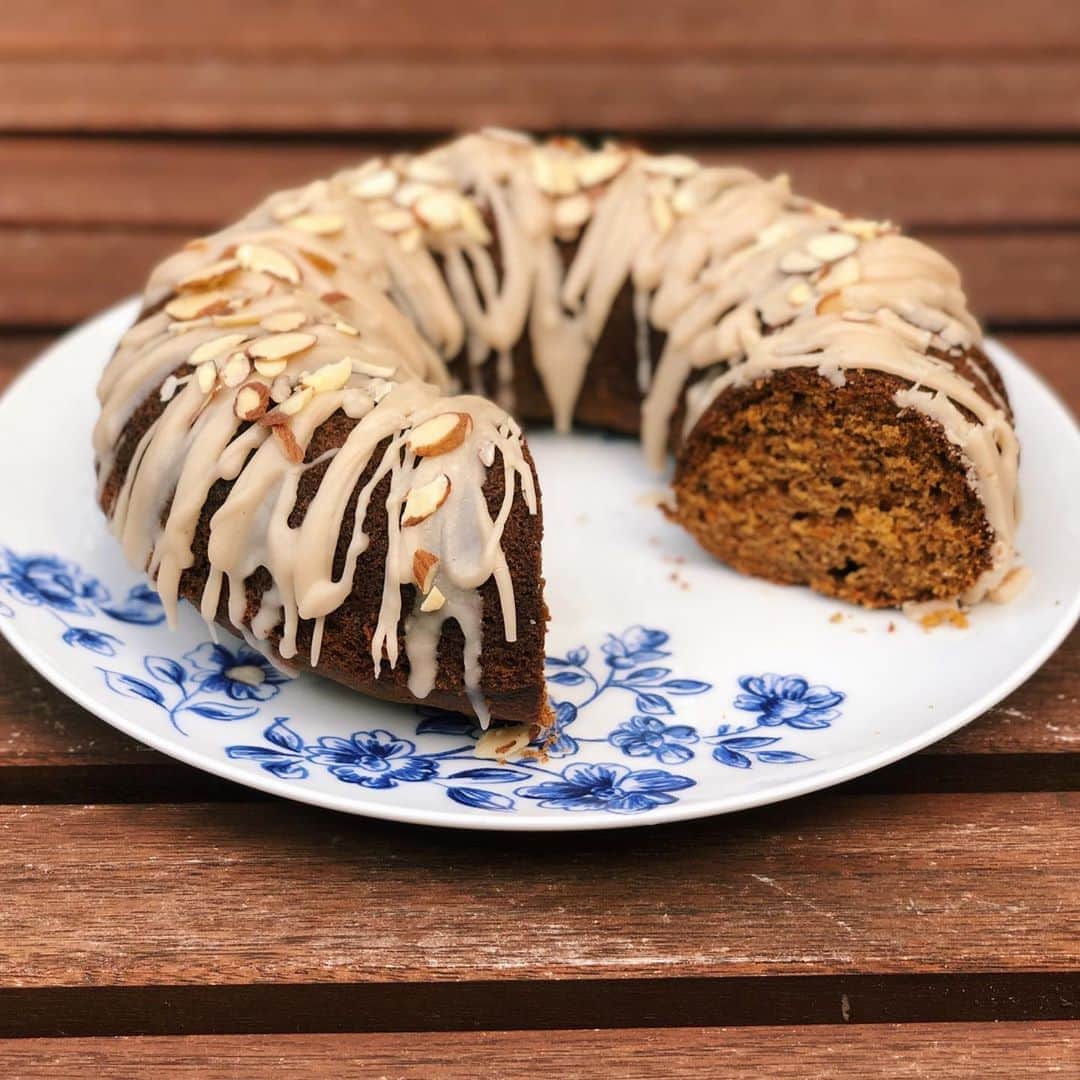 Antonietteのインスタグラム：「Celebrating #Juneteenth with a sweet potato 🍠 bundt cake topped with maple syrup frosting. So moist! Yep, I said moist. 😆 Although sweet potatoes seem to be more in fashion these days, they’ve been around in this country for hundreds of years! West Africa is a yam based culture. When forced migration due to the slave trade brought Africans to the South, they found that sweet potatoes were reminiscent to yams back at home. Eventually sweet potatoes ended up in desserts such as sweet potato pie and has  become symbolic and a staple for many Black family traditions. This may not be pie, but the incorporation of sweet potatoes, nutmeg, ground ginger and cinnamon in a cake form is so comforting! 😋」