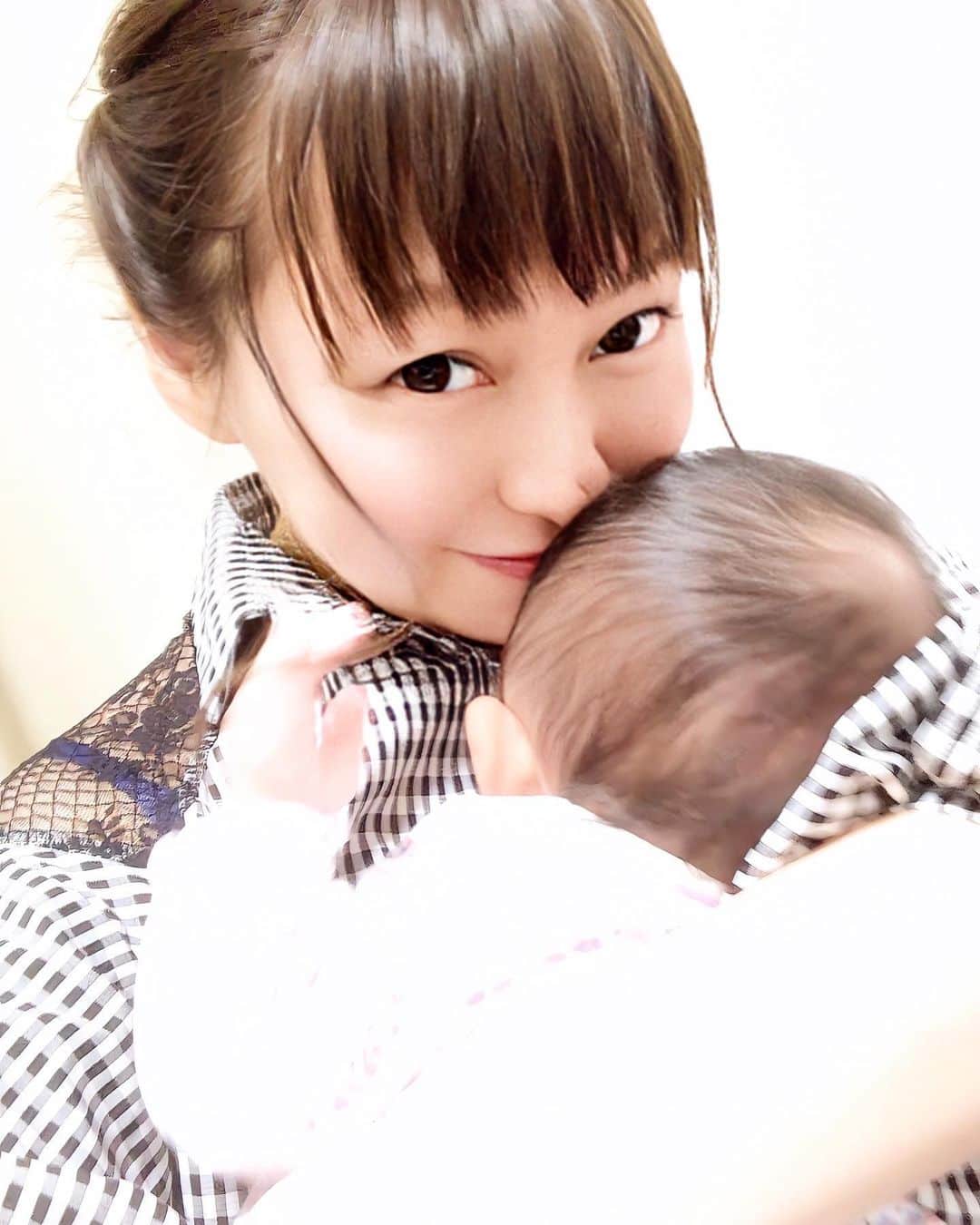 正田美里（みさみさ）さんのインスタグラム写真 - (正田美里（みさみさ）Instagram)「‪赤ちゃんって良い香り〜〜‬ ‪#クンカクンカ 👶‬ ‪わぁ、癒される〜〜😍😍😍‬ ‪#ちびみさ‬」6月20日 14時20分 - misamisaupiupi