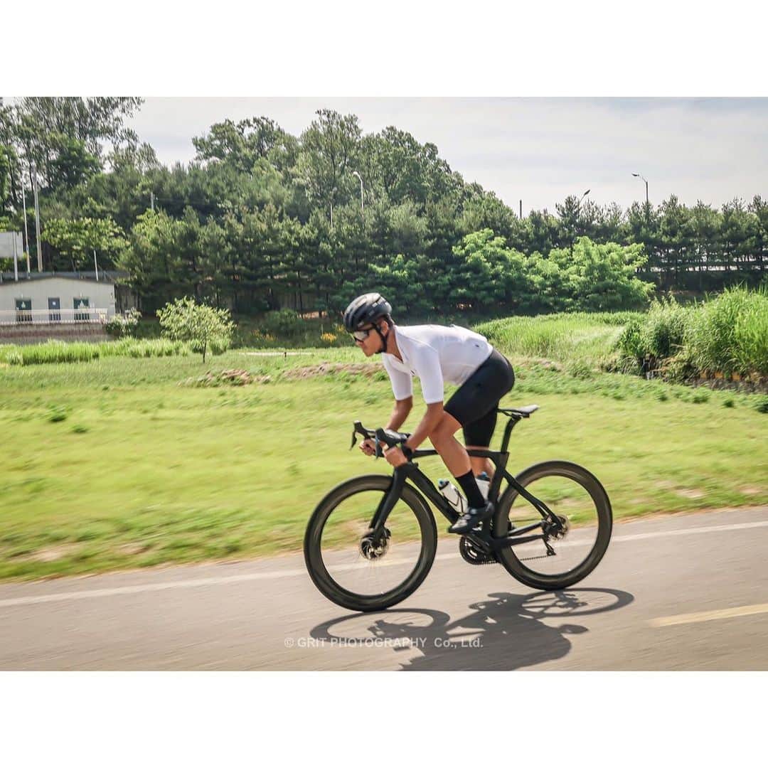 チン・テヒョンさんのインスタグラム写真 - (チン・テヒョンInstagram)「. 그동안 생활속 거리두기 모닝 라이드 🚴🏿🚴🏿 pure cyclist (@nanux_networks official ambassador)  #운동 #아침운동 #라이딩 #로드바이크 #자전거 #싸이클링」6月20日 14時23分 - taihyun_zin
