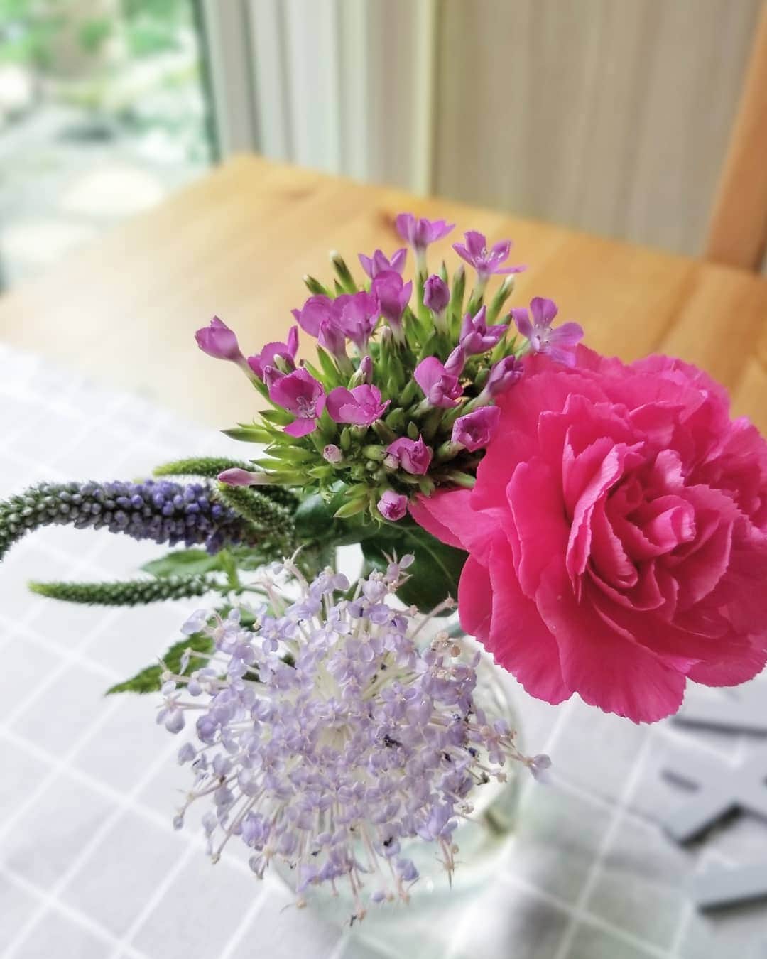 koyukkuma 一条工務店さんのインスタグラム写真 - (koyukkuma 一条工務店Instagram)「• 週末のポストを覗くのが楽しみです💐 • 今週も @bloomeelife さんから届いたお花でダイニングテーブルが明るくなりました🎵 • • 忙しい中お花屋さんに行けない、 いざ行ってもどんなお花にしたらいいか… 初めてでお手入れ出来るかな…… • と、お花のある暮らしに興味があってもなかなか手を出せないっていう方に是非試してほしい！！ • こんなかわいいお花たちのある生活が 500円(+送料)〜始められるよ💓 • ポストに届くから出かけていても大丈夫！ • 一緒に届く活力剤を使えば、初心者さんでも簡単に長くお花を飾れちゃいます👌 • 初回無料のクーポンを使って今すぐ始めてみませんか？ • ■クーポンコード：kuma ■有効期限：2020年6月30日 • #bloomeelife #サブスク #お花のある暮らし #PR」6月20日 14時25分 - kumasan_ismart