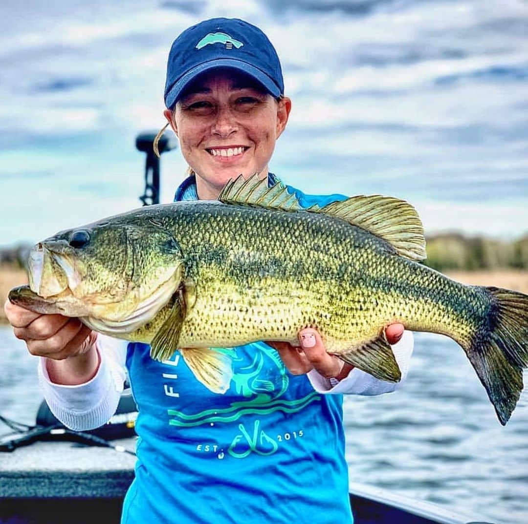 Filthy Anglers™さんのインスタグラム写真 - (Filthy Anglers™Instagram)「Filthy Female Friday my friends, who’s ready for the weekend?!Check out this beauty that Team Filthy member Sara from @sportsmansjournaltv pulled in last month, very impressive young lady! Ladies and gents go give her page a follow, lots of great fish as well as tips! Congrats on the catch Sara, you are Certified Filthy www.filthyanglers.com #fishing #girlswhofish #ladyangler #outdoors #filthyfemale #filthyfemalefriday #bigbass #bassfishing #nature #escape #girlsfishtoo #teamfilthy #filthyanglers」6月20日 14時25分 - filthyanglers