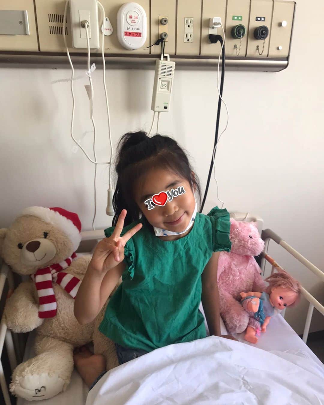 森上亜希子のインスタグラム：「2日前、娘が口蓋扁桃摘出の手術を受けました。 元々あまり高熱を出す方ではなかったのですが、夜中のイビキが酷かったのと、扁桃腺がかなり大きくて気道が狭くなっていました。  全身麻酔での手術だったので、本当に大丈夫かな。5歳で術後の痛みを伴う手術は可哀想だな。とか色々と考えたのですがお医者様が就学前にするのが良いのと、大人になればなるほど術後は痛いとの事で、娘にとってこれが良いと思い込む様にして今回手術を受けました。  自分の手術は5回もしてて、全然平気なのに、娘の手術となると本当に怖くて。  手術自体は難しいものではない。と言われているものの、やはり何か起こったらどうしょう。と考えてしまいました。  手術前検査では全ての検査を泣くことなく、終えてなかなか強いなぁ。と自分の娘ながら感心しました。  入院当日は旅行気分で沢山のお人形を持ち込み、ちょっと女子力高めな感じで入院しました。笑  手術当日はやはり、怖かったみたいで手術室を前に初めて涙ぐみ持ってきた大きいクマちゃんを抱き抱えて手術室に入って行きました。 その姿を見た時に、可哀想で泣きそうになりました😭  術後は痛みのとの闘い、そして子供は3人に1人の割り合いで麻酔から覚醒してくる段階で暴れるらしいのですが、娘も見事にその1人に入りなかなか大変でした。  喉の手術なので、止血はされているものの唾に血液が混じるのでそれは飲み込まずにティッシュに出す。を繰り返さないと胃に血が溜まると気持ち悪くなって吐くそうで、娘もかなりティッシュに出していたのに、見事に噴水みたいに吐き出しました。それを2回ほどして、落ち着きを取り戻しました。  夜は術後のお熱もあり、大好きなYouTubeも10分ほどでやめてずっと寝てました。よっぽどシンドかったんだなぁと。  そして、今朝は食前に痛み止めのお薬を頂いたら痛みがスゥーッと引いて食事を食べる事が出来ました。 大好きなチョコレートアイスも完食出来ました。 本当に頑張った娘を心から褒めてあげたいと思います！  ようやく、私も安心出来ました。 入院はもうしばらく続き、コロナの影響で私も病院の外には出れないので一緒に軟禁生活を頑張りたいと思います！  #口蓋扁桃摘出術  #5歳 #女の子 #全身麻酔 #頑張りました #子育て #mamalife #テニス #tennis」