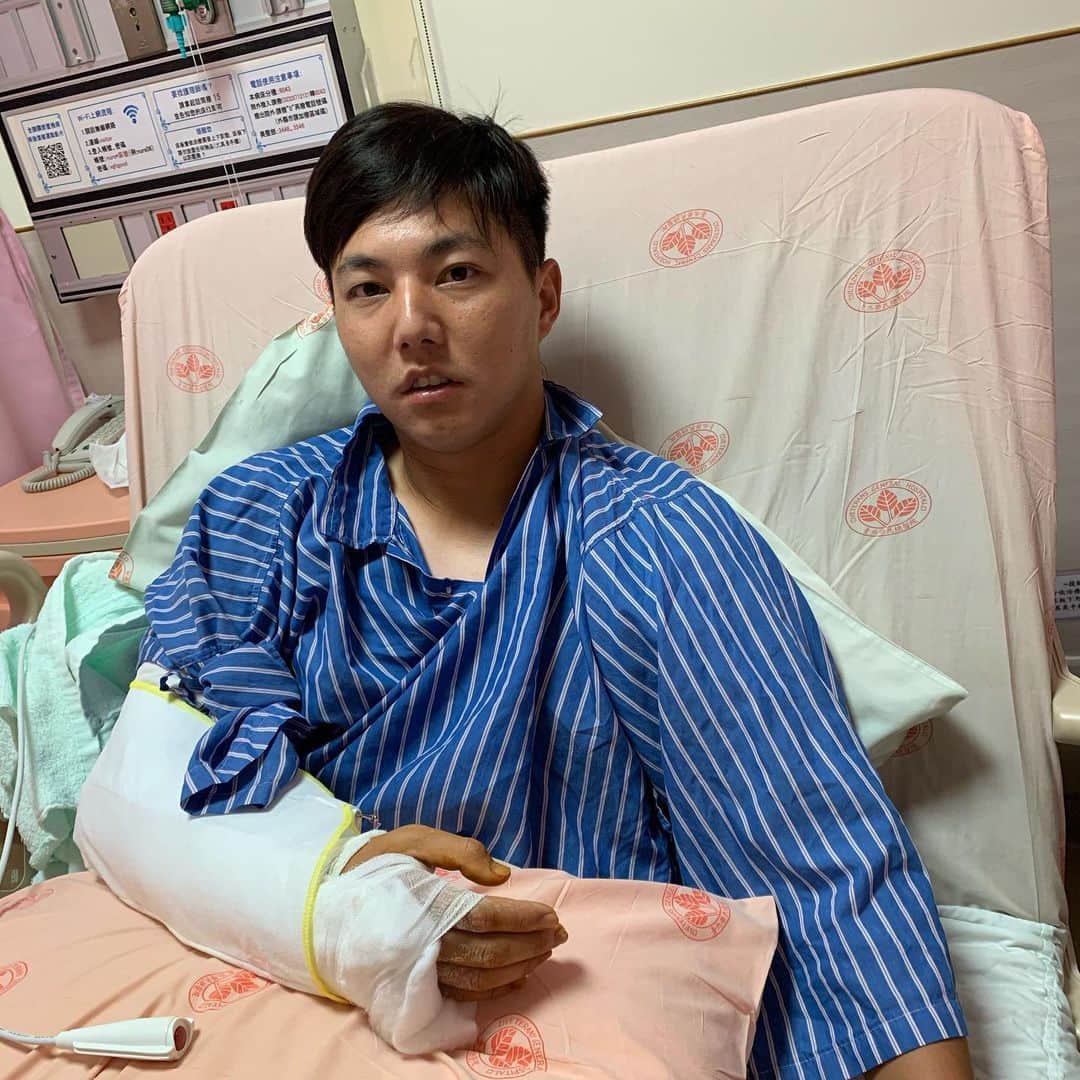 郭俊麟のインスタグラム：「這陣子謝謝大家的關心， 很抱歉沒辦法ㄧㄧ回覆。  我已經在昨天順利完成手術， 特別要謝謝明晉、振昌、禹勳學長， 他們給了我很多建議和經驗分享。  接下來最辛苦的復健之路， 我也已經做好準備， 我會努力盡快回到投手丘上。」