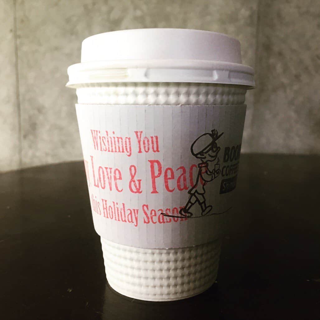 シーサーのインスタグラム：「・ ・ 別になんでもないんだけど！ ってヨースケからいきなり送られてきたコーヒーの写真。 と、ボクのヨースケとのお気に入り写真。 あれから1年。 今日は @yosukeathome の曲沢山聞こう。 Wishing you.  Love & Peace. #ヨースケアットホーム」