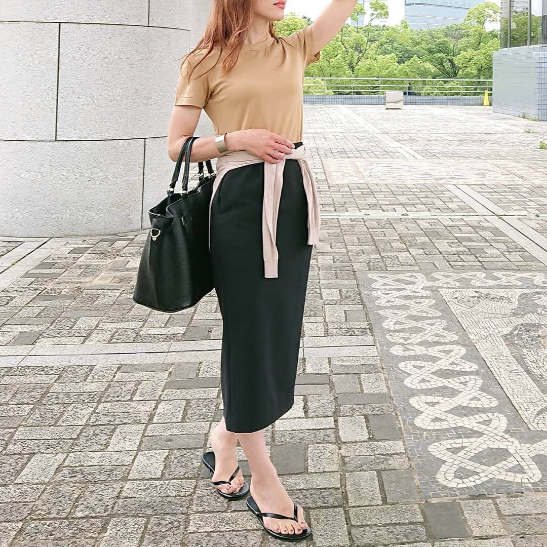 nori0620のインスタグラム：「感謝祭中もuniqlo uのクルーネックtは プライスダウンに👕✨ こちらはもuniqlo u #クルーネックt 32  ベージュになります♪  ジャストサイズをコンパクトに着たり、 3XLをオーバーサイズ気味に着るのもまたかわいい🤭✨ 安定の着心地✨シルエット✨  #Tshirt#cardigan @uniqlo #skirt @beams_official #bag @iena_jp #accessory @glitteraccessory #sandal @gu_global  #instafashion #fashion#fashiongram #fashionsnap #code#outfit #ファッション #コーデ #大人カジュアル #Tシャツコーデ #ユニクロ#uniqloginza2020ss#uniqlo#ユニクロTシャツ部 #クルーネックt #ママファッション#ママコーデ#mamafashion #プチプラコーデ #mineby3m #locari」