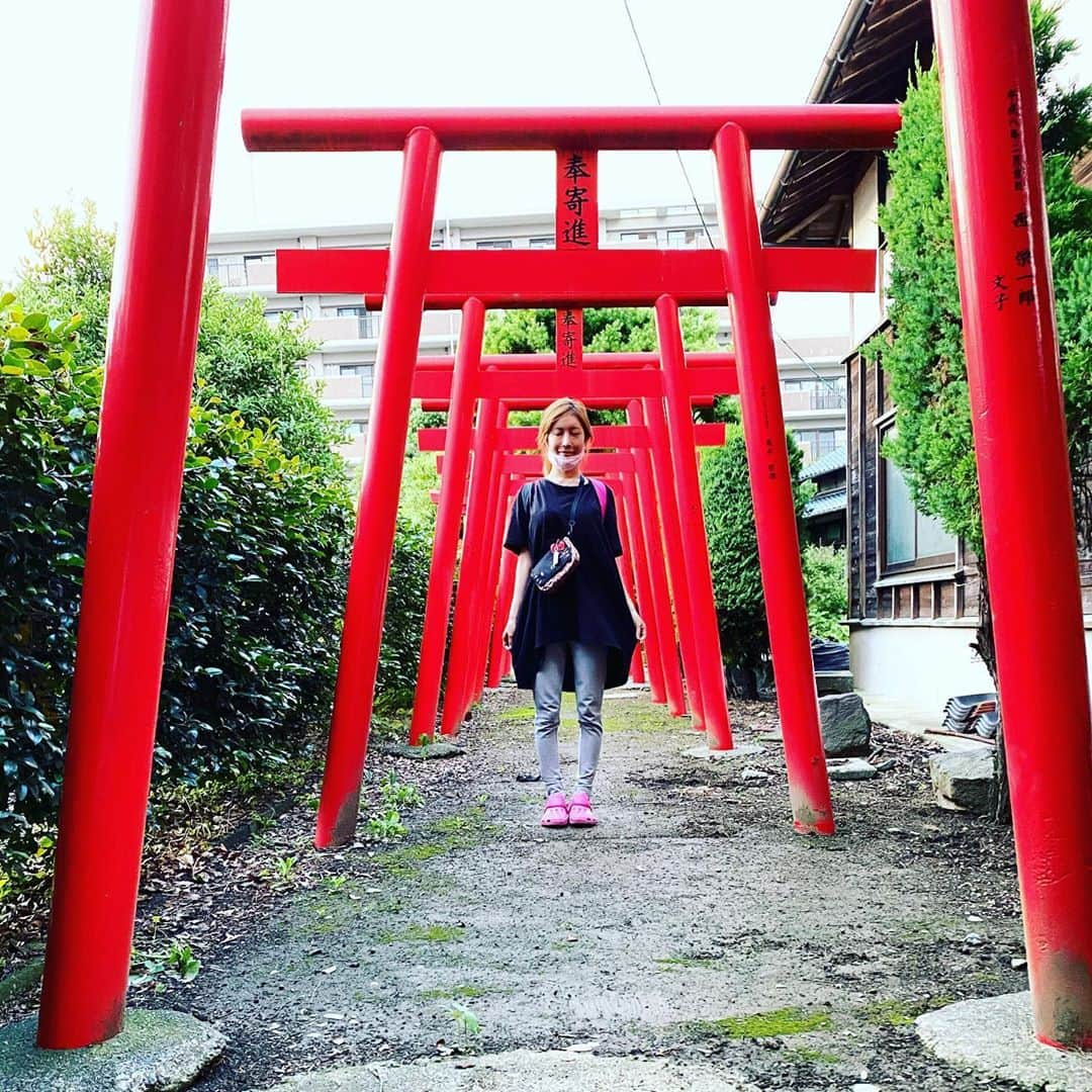 dj..琴さんのインスタグラム写真 - (dj..琴Instagram)「神社に行くと身が清められる。  見かけると立ち寄ってしまう。  #圧迫骨折 をしていました。  腰痛がすごく激しくて。。 MRI撮って精密検査をして知って  #リハビリ生活 が来週から始まる  身体がだるいと1日が本当きつい、、、 #健康第一でいきましょう」6月20日 14時51分 - koto5555