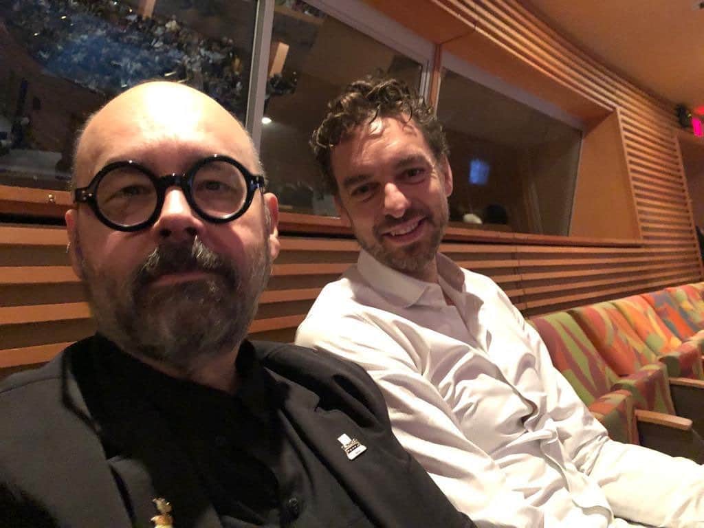 パウ・ガソルのインスタグラム：「Te echaré mucho de menos querido Carlos. Recordaré con inmenso cariño los momentos que hemos podido compartir, e intentaré no pensar en todos los que nos han quedado por disfrutar.  El día que tenga hij@s les leeré tus libros y les hablaré ti. Descansa en paz amigo. 💔🐉」