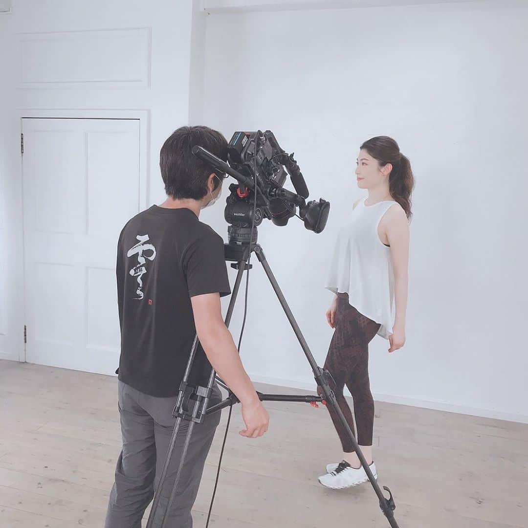 櫻井麻美のインスタグラム：「延期になっていた撮影が、窓全開なスタジオで行われました📹✨ とってもお天気が良くてそよ風が吹いていて、気持ち良かった〜☺️🎐 ・ ・ 衣装は #danskin 💕 ・ #撮影 #フィットネスウェア #フィットネスモデル #ヨガウェア #ランニングウェア #フィットネス #ウォーキング #ウォーキング講師 #ウォーキングインストラクター #櫻井麻美 #model #shooting #fitnessmodel #walkinglesson」
