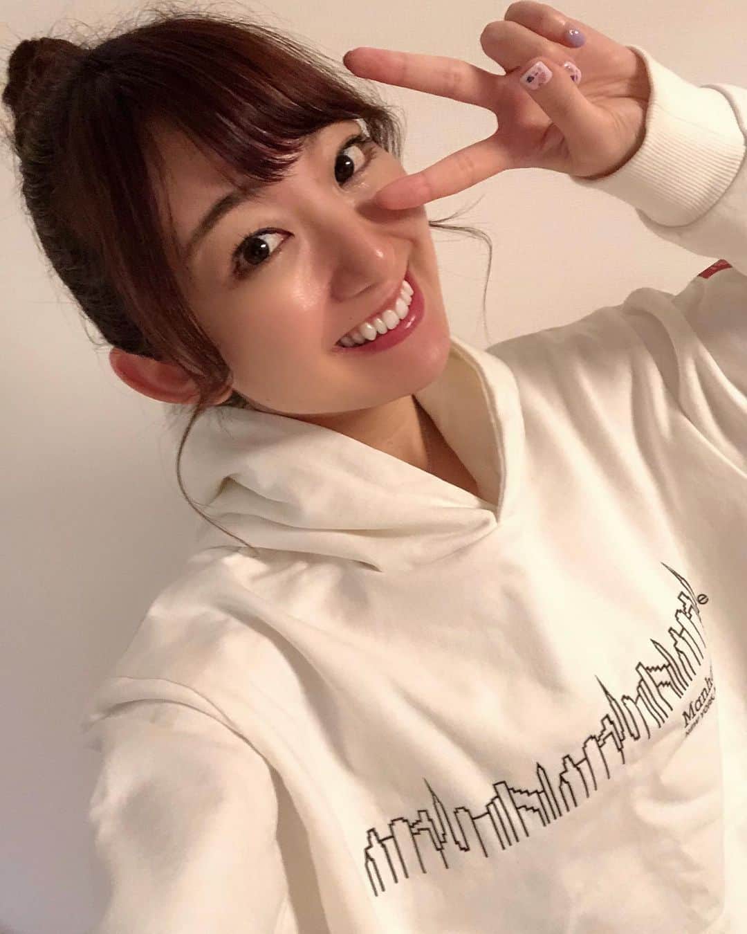 尻無浜冴美のインスタグラム：「#manhattanportage のss新作トレーナー🌸✨﻿ 梅雨で肌寒い時とか、17ライブ配信でも愛用中(∩´∀`∩)♡ この前の軽井沢旅行でも着たよ❣️ かわいくって楽チンなのサイコーだよね🌈🌈﻿ ﻿ ﻿ ﻿ #春新作 ﻿ #トレーナー #パーカー ﻿ #2020ss #2020sscollection ﻿ #マンハッタンポーテージ #マンハッタン ﻿ #トレーナー女子 ﻿ ﻿」